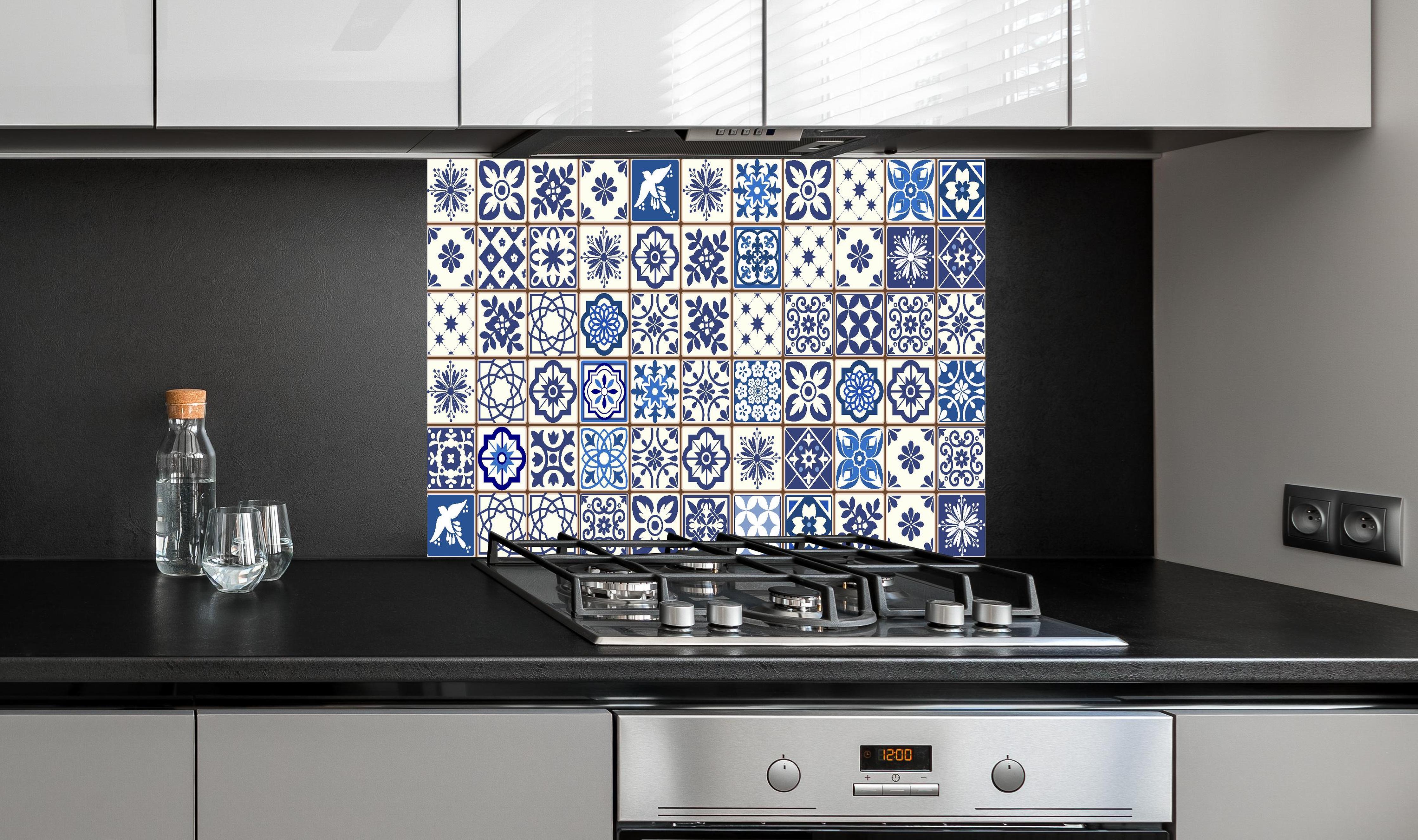 Spritzschutz - Orientalische blaue Fliesen hinter einem Cerankochfeld zwischen Holz-Kochutensilien