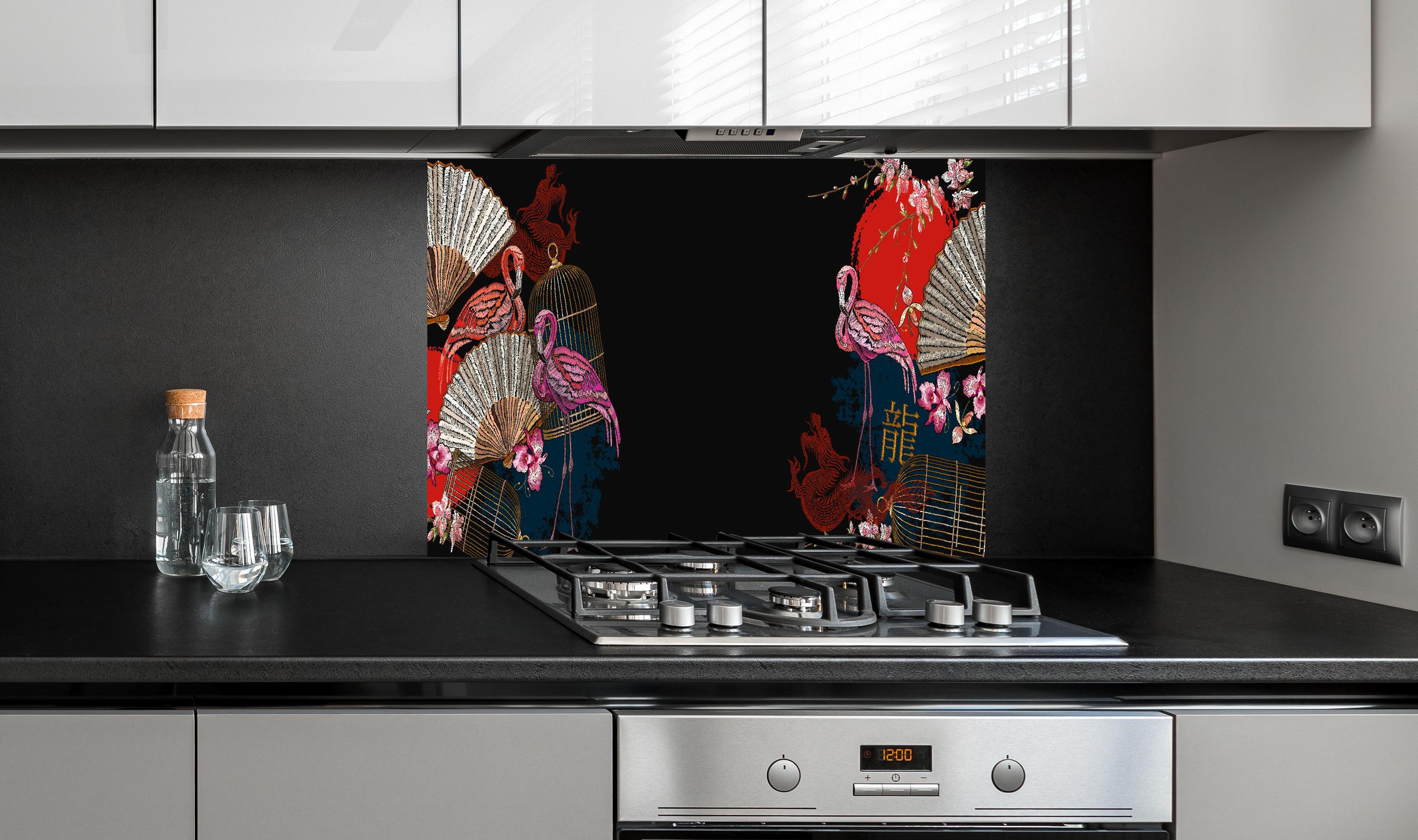 Spritzschutz - Orientalischer Banner Flamingo und Drache hinter einem Cerankochfeld zwischen Holz-Kochutensilien