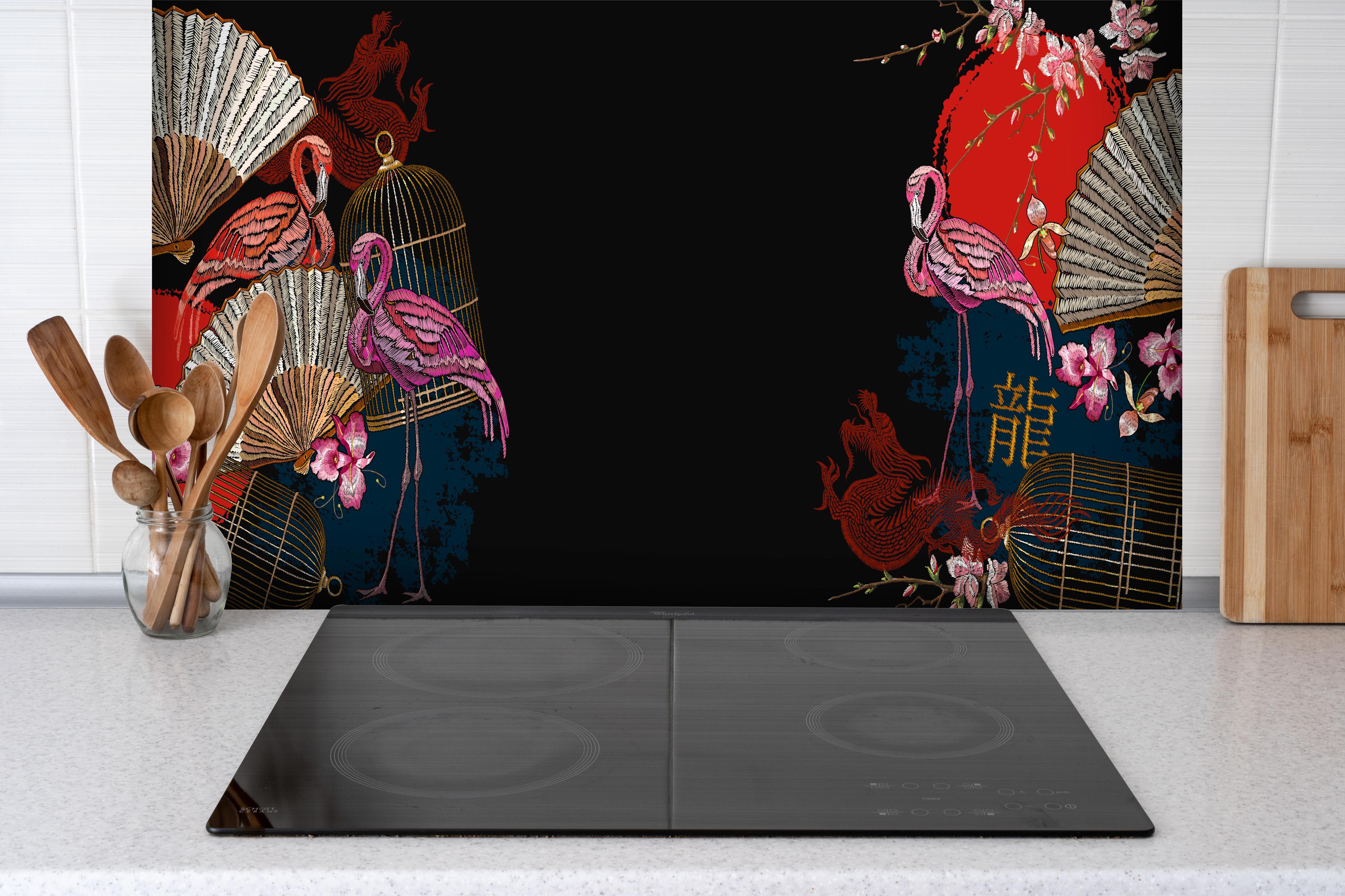 Spritzschutz - Orientalischer Banner mit Drachen und Flamingos hinter einem Cerankochfeld zwischen Holz-Kochutensilien