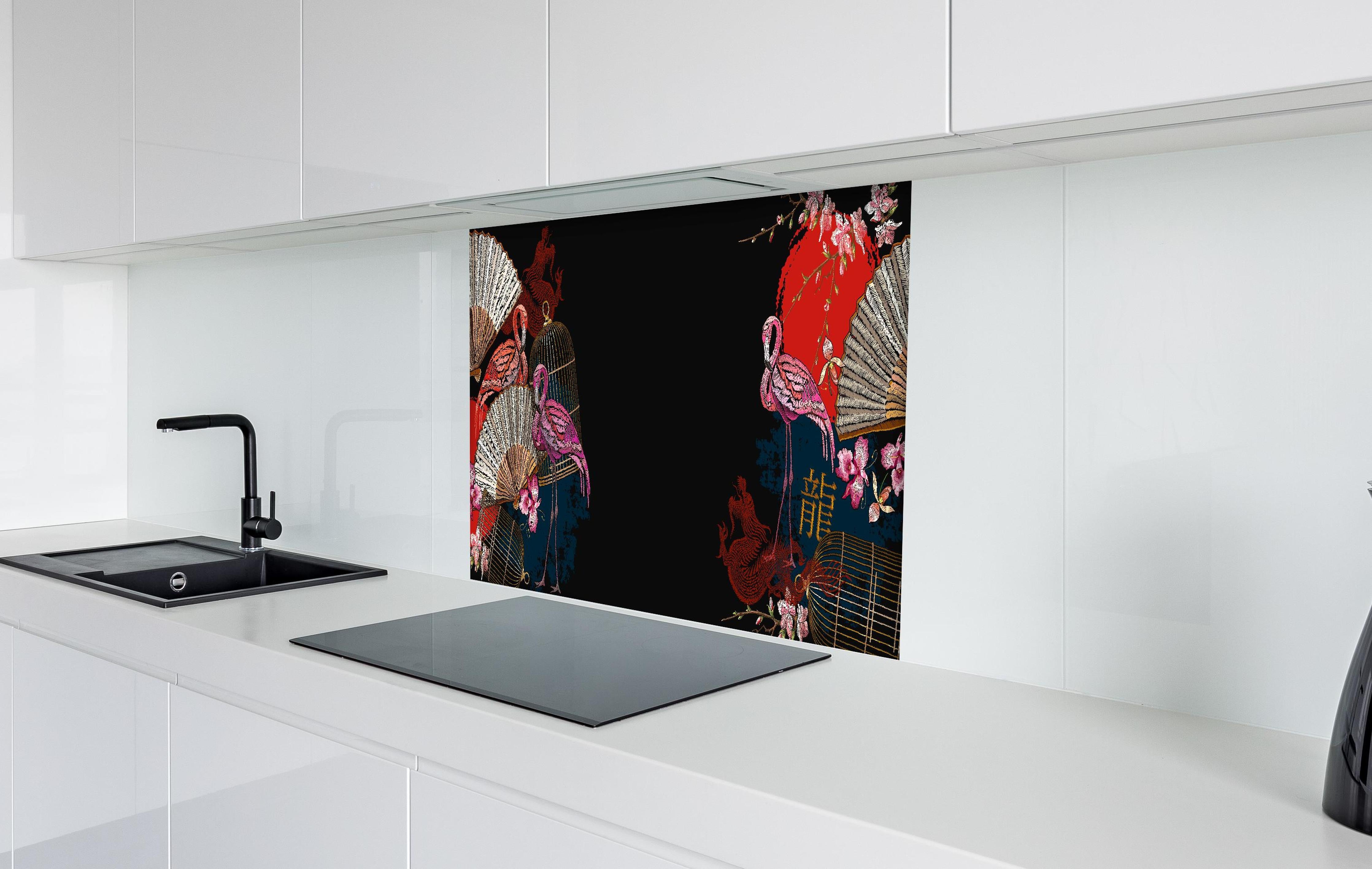 Spritzschutz - Orientalischer Banner mit Drachen und Flamingos hinter einem Cerankochfeld zwischen Holz-Kochutensilien