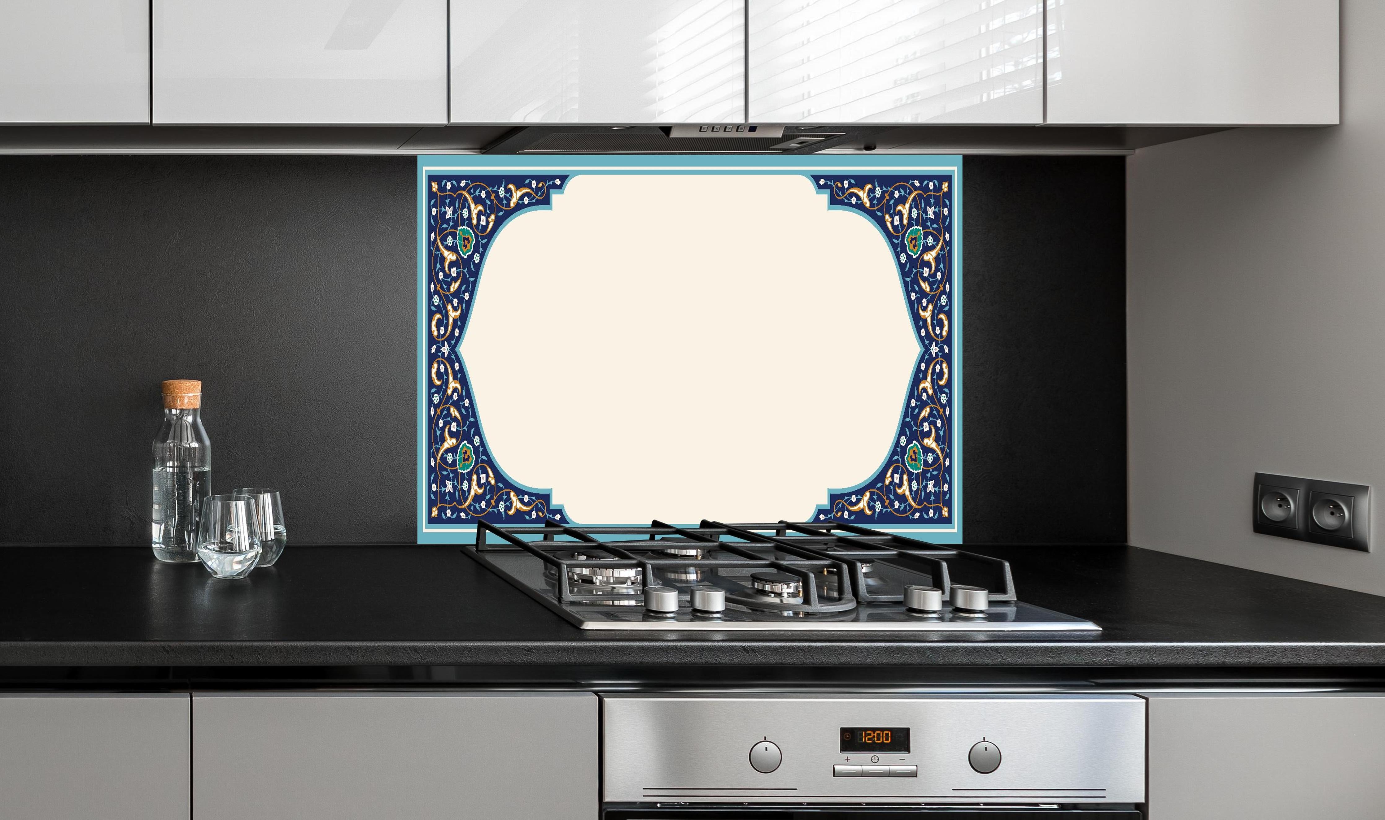 Spritzschutz - Orientalischer Rahmen in Blau und Gold hinter einem Cerankochfeld zwischen Holz-Kochutensilien