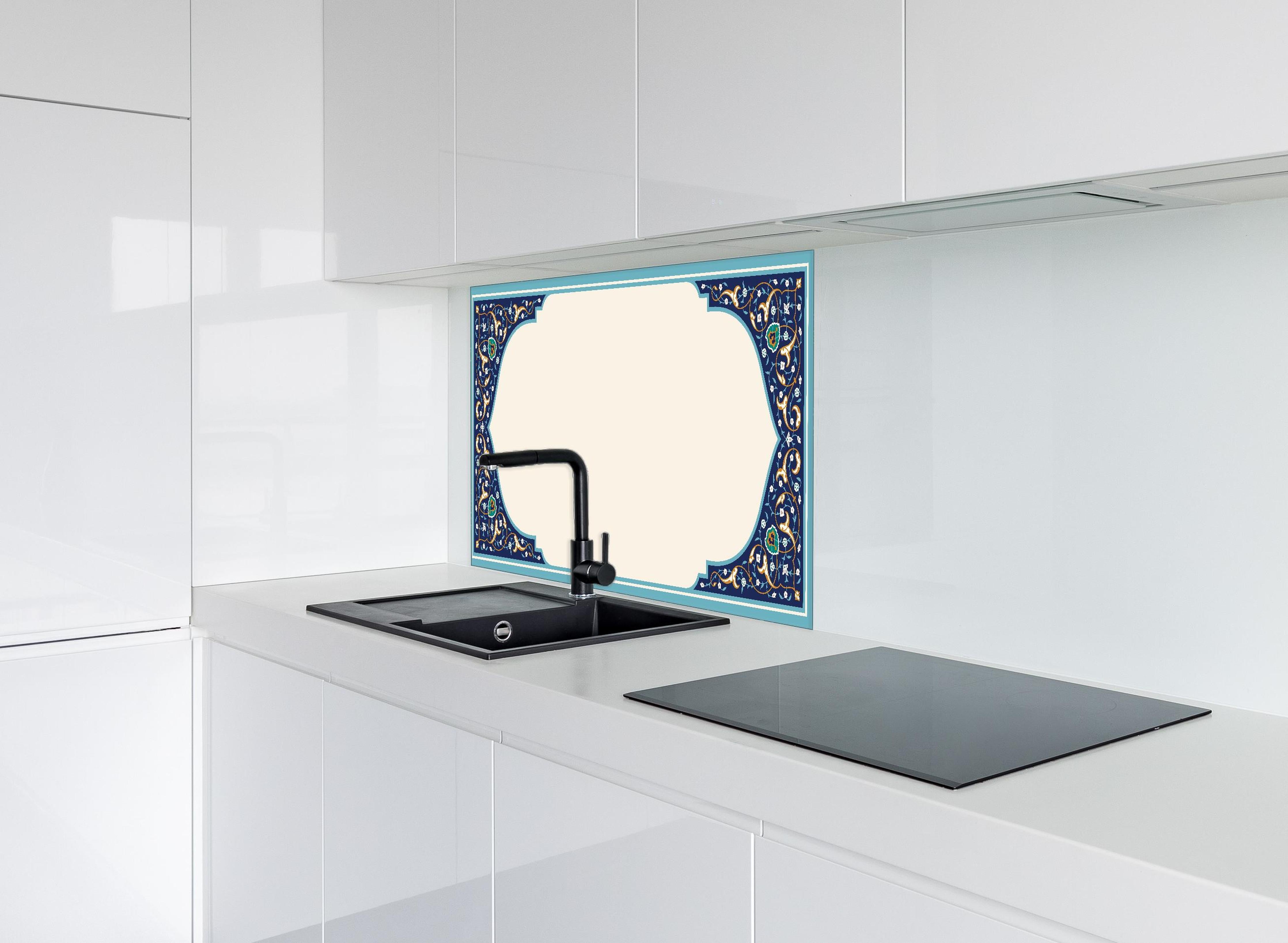 Spritzschutz - Orientalischer Rahmen in Blau und Gold hinter einem Cerankochfeld zwischen Holz-Kochutensilien