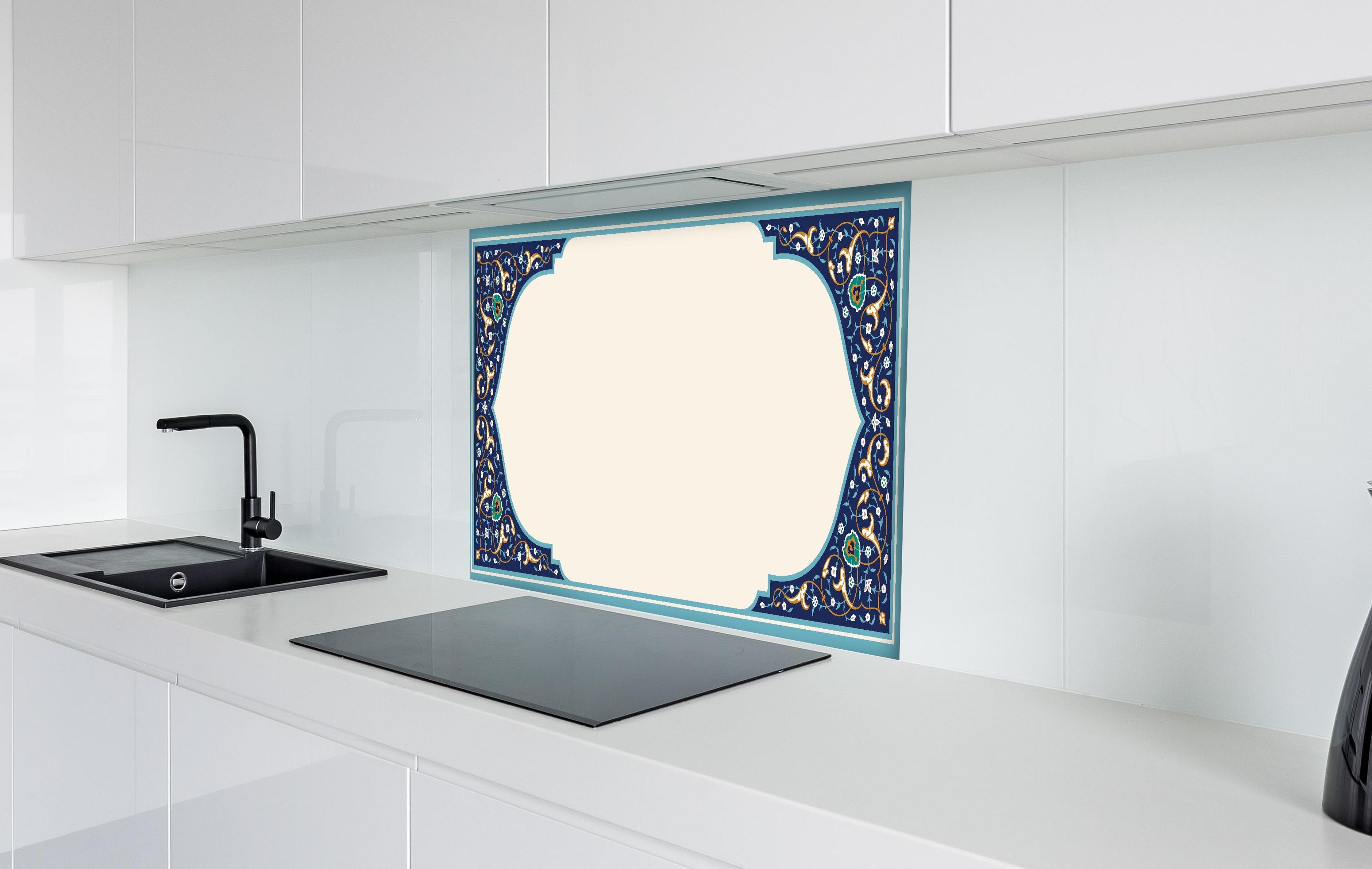 Spritzschutz - Orientalischer Rahmen in Blau und Gold hinter einem Cerankochfeld zwischen Holz-Kochutensilien