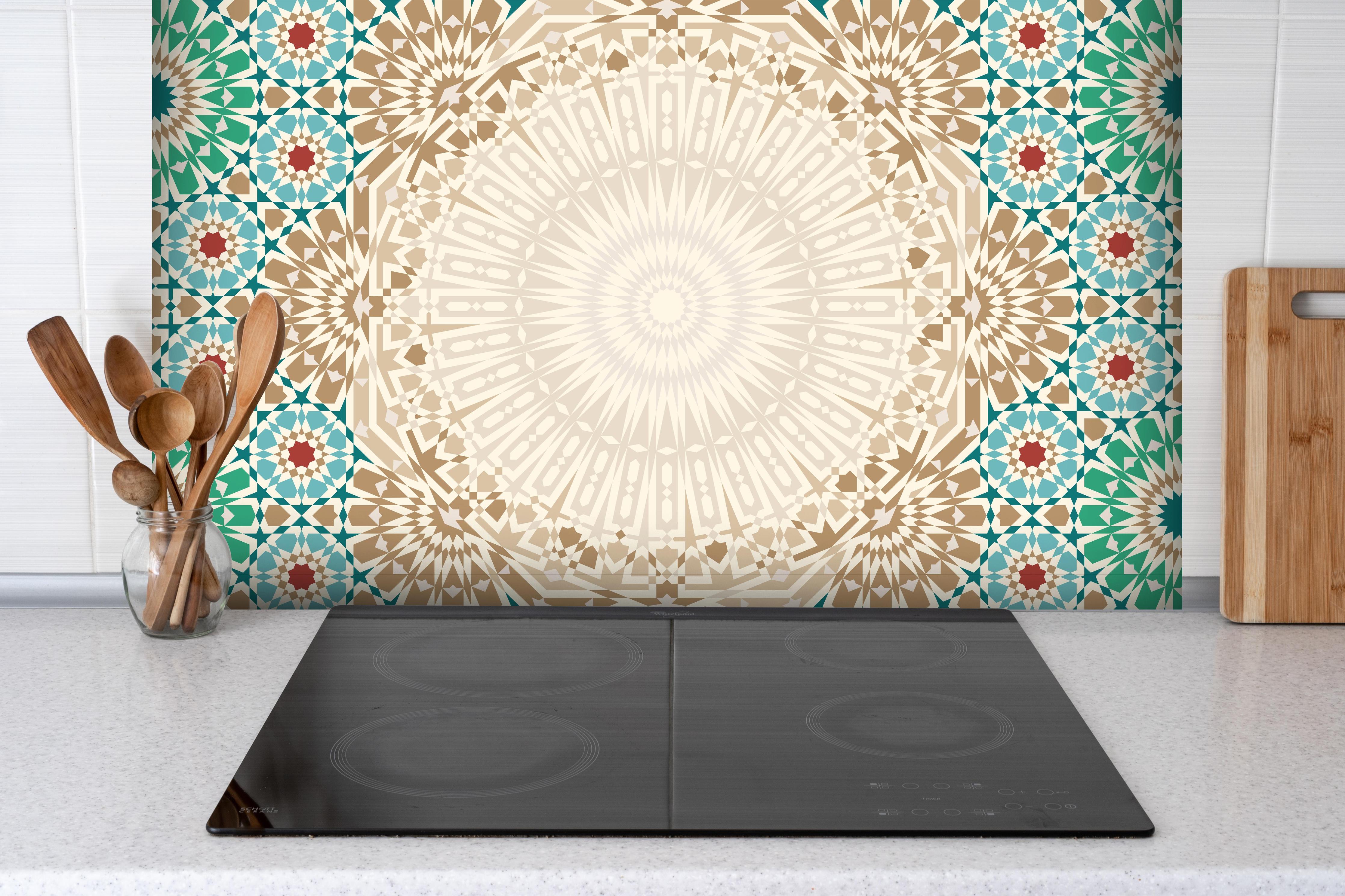 Spritzschutz - Ornamentales Mandala-Muster in Beige hinter einem Cerankochfeld zwischen Holz-Kochutensilien