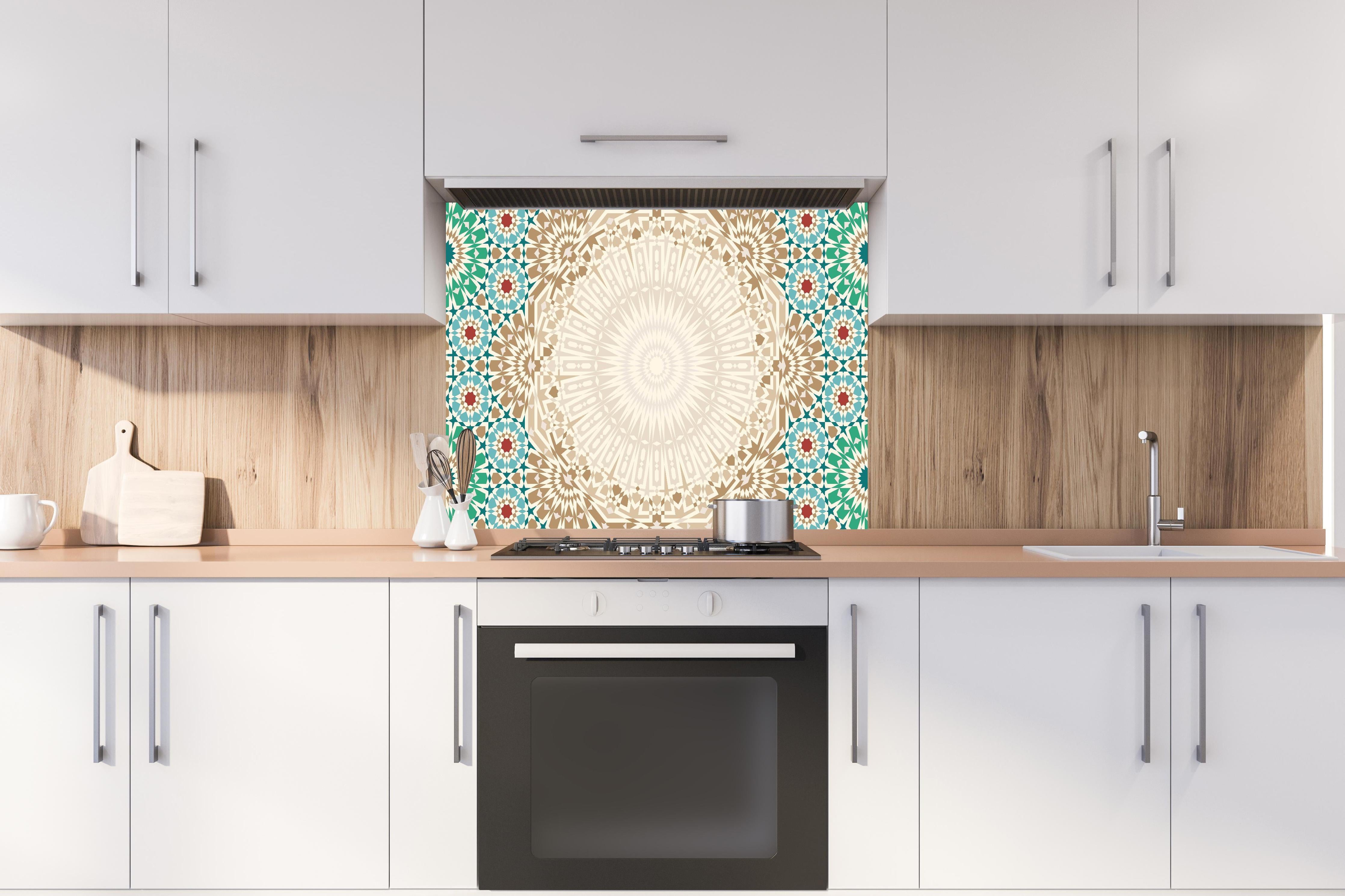 Spritzschutz - Ornamentales Mandala-Muster in Beige hinter einem Cerankochfeld zwischen Holz-Kochutensilien