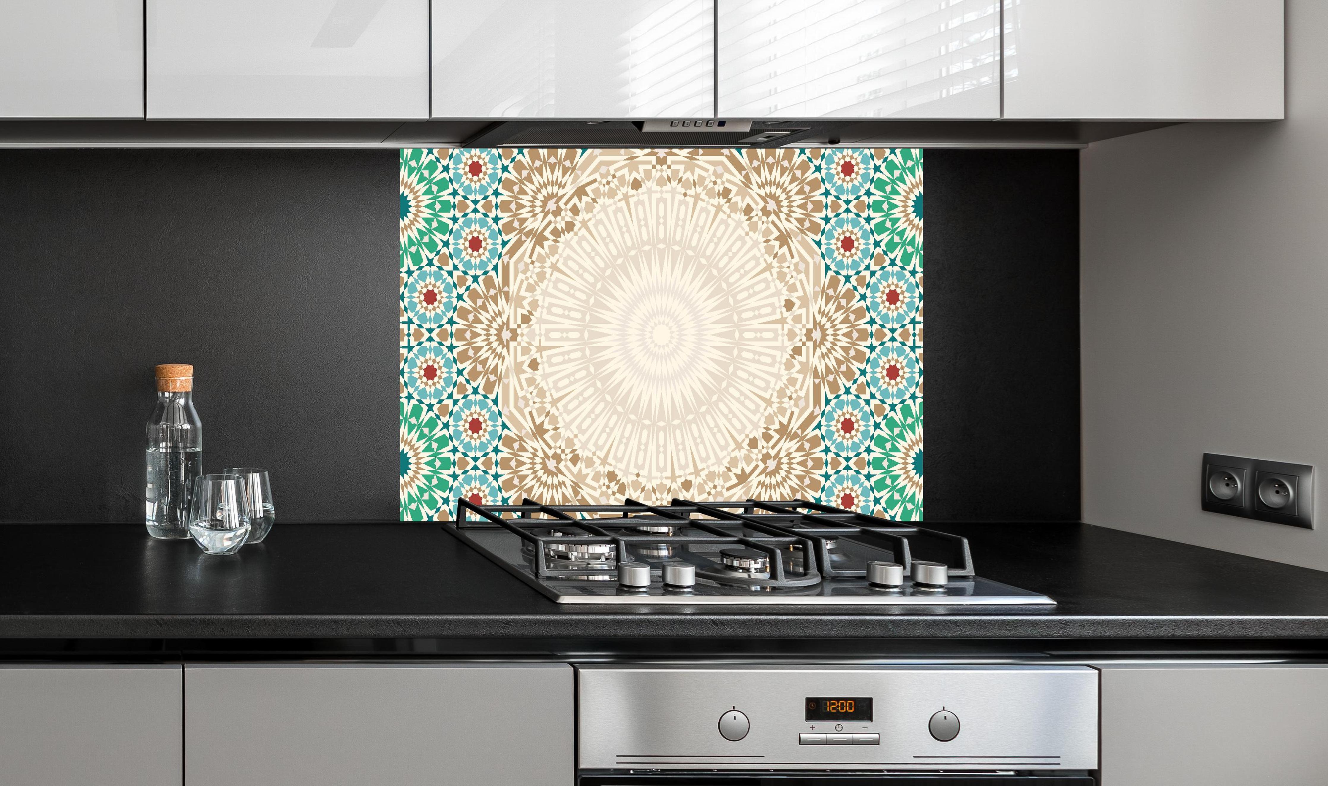 Spritzschutz - Ornamentales Mandala-Muster in Beige hinter einem Cerankochfeld zwischen Holz-Kochutensilien