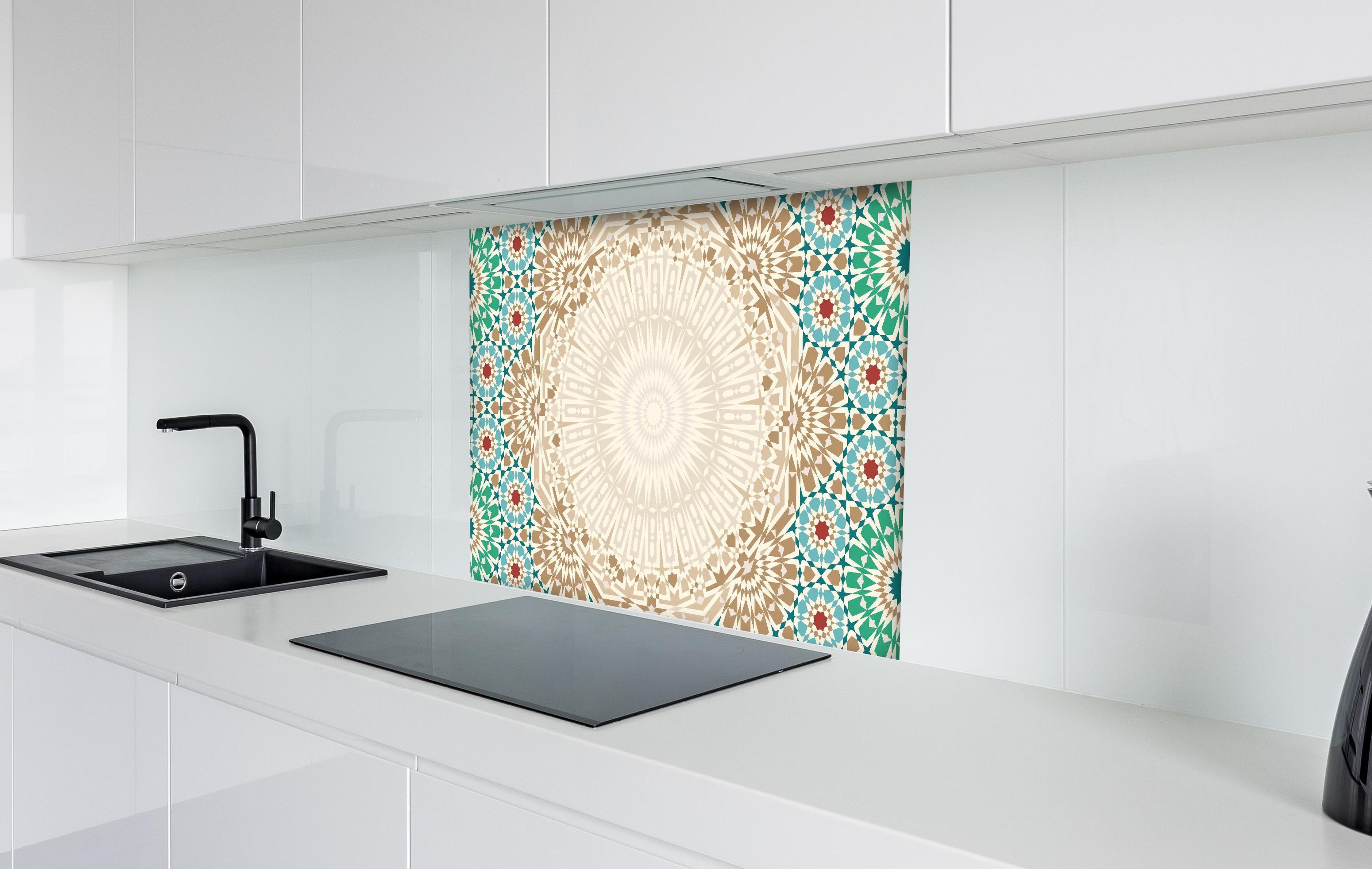 Spritzschutz - Ornamentales Mandala-Muster in Beige hinter einem Cerankochfeld zwischen Holz-Kochutensilien