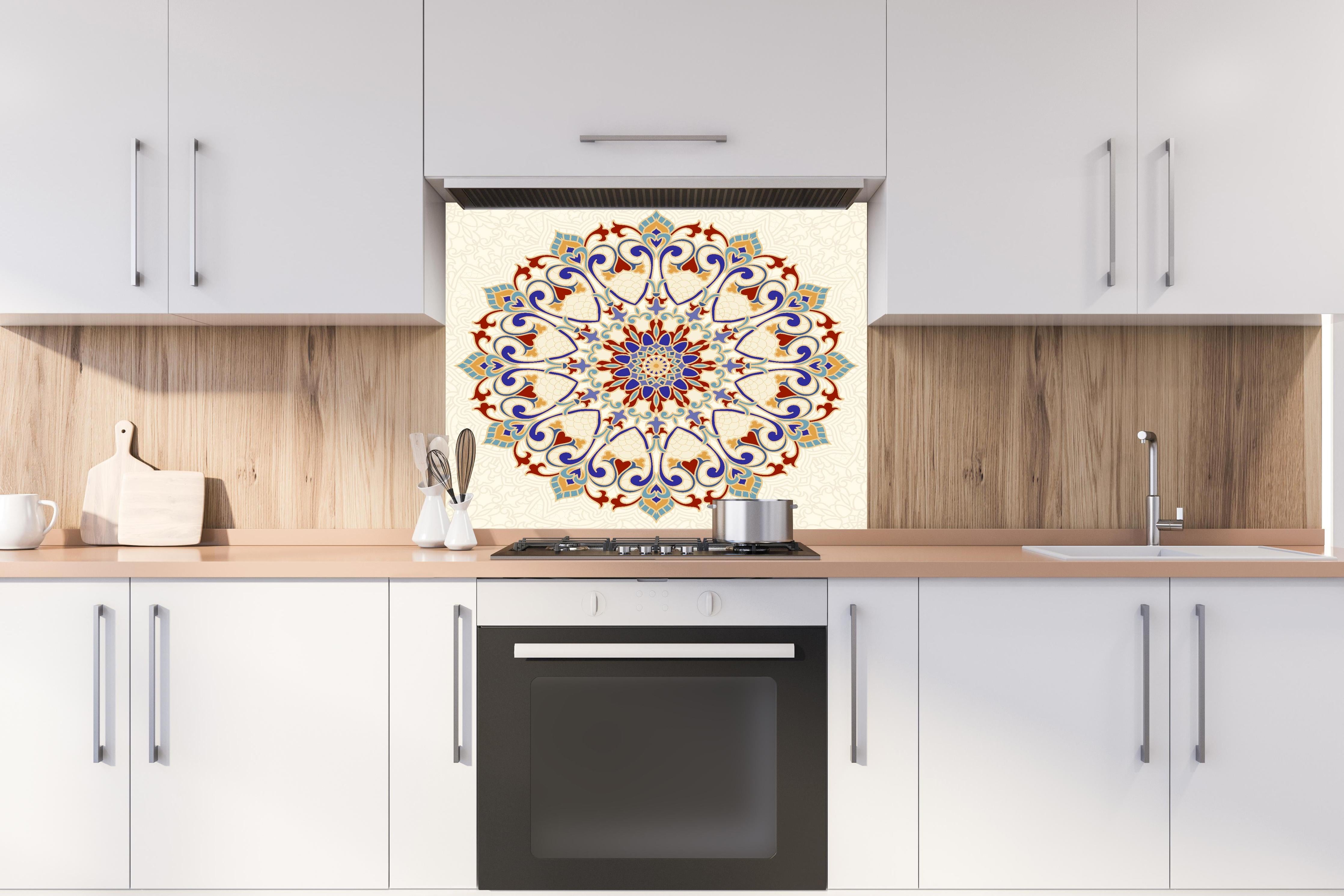 Spritzschutz - Ornamentales Mosaik Mandala in leuchtenden Farben hinter einem Cerankochfeld zwischen Holz-Kochutensilien