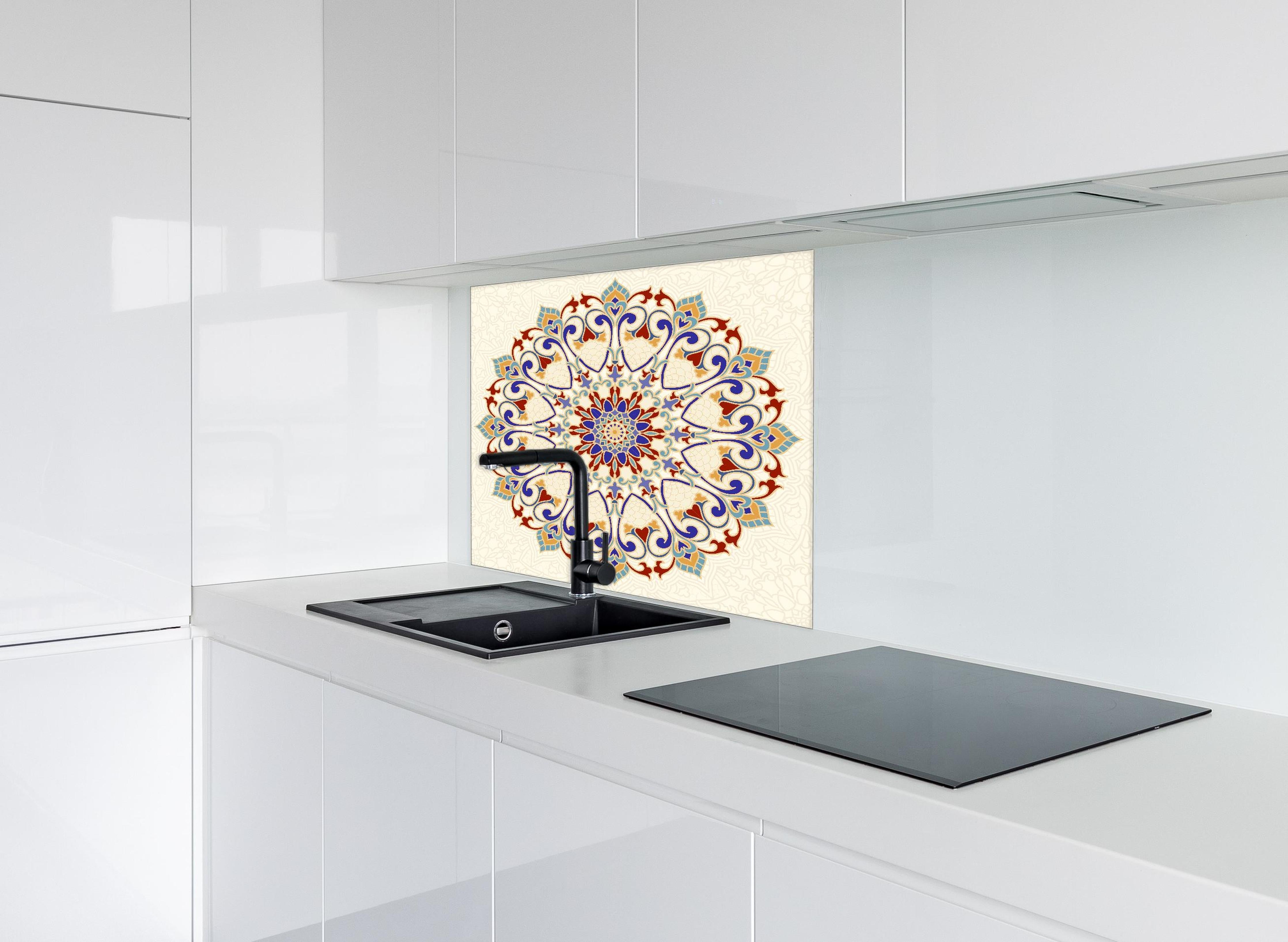 Spritzschutz - Ornamentales Mosaik Mandala in leuchtenden Farben hinter einem Cerankochfeld zwischen Holz-Kochutensilien