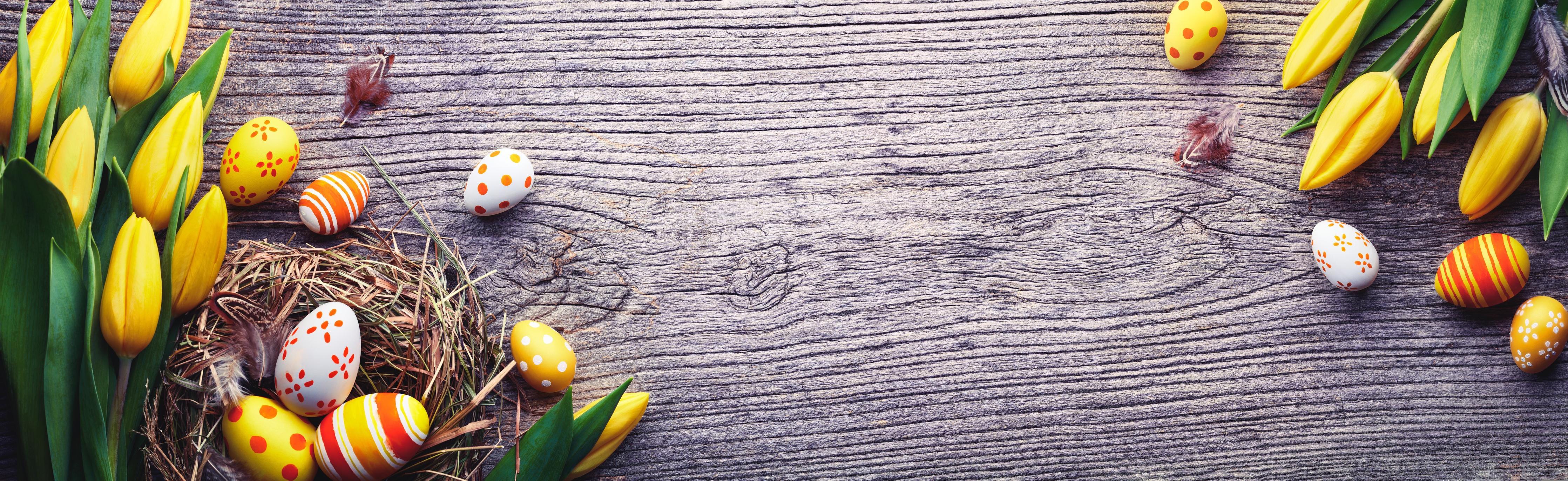 Spritzschutz-Ostereier auf Holztisch