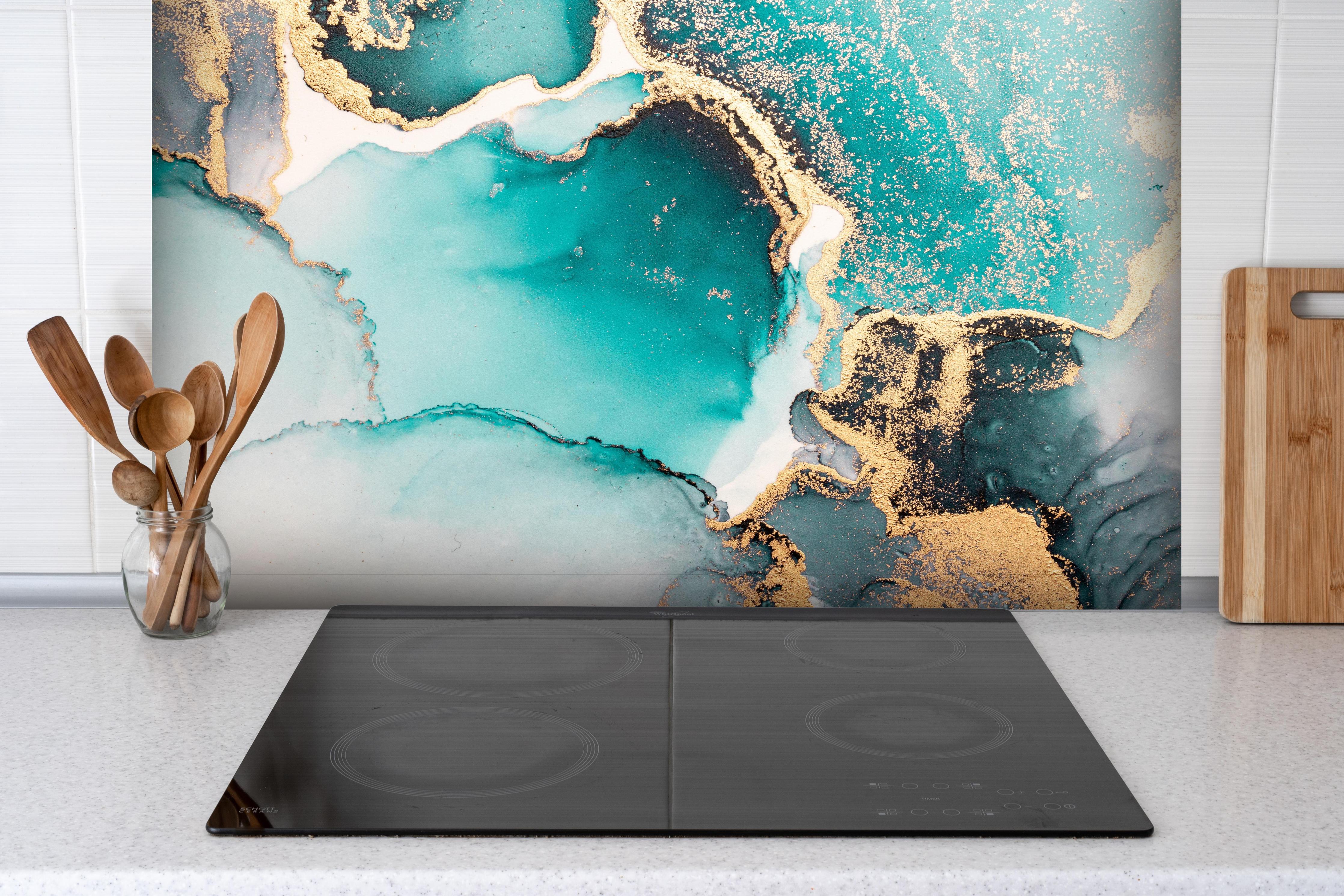 Spritzschutz - Ozean Blaue Flüssigkunst hinter einem Cerankochfeld zwischen Holz-Kochutensilien