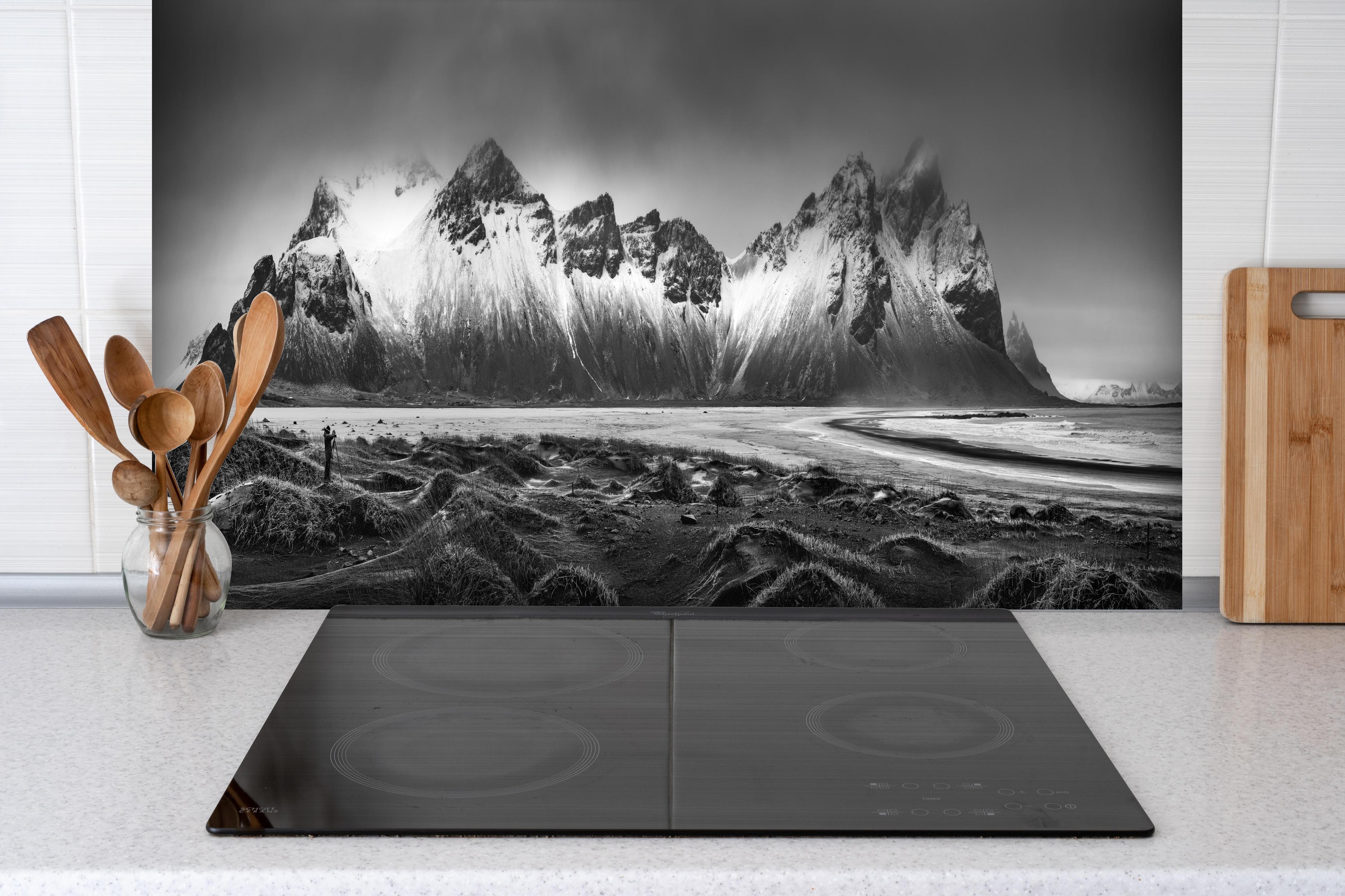 Spritzschutz - Panorama - Bergkette Vestrahorn hinter einem Cerankochfeld zwischen Holz-Kochutensilien