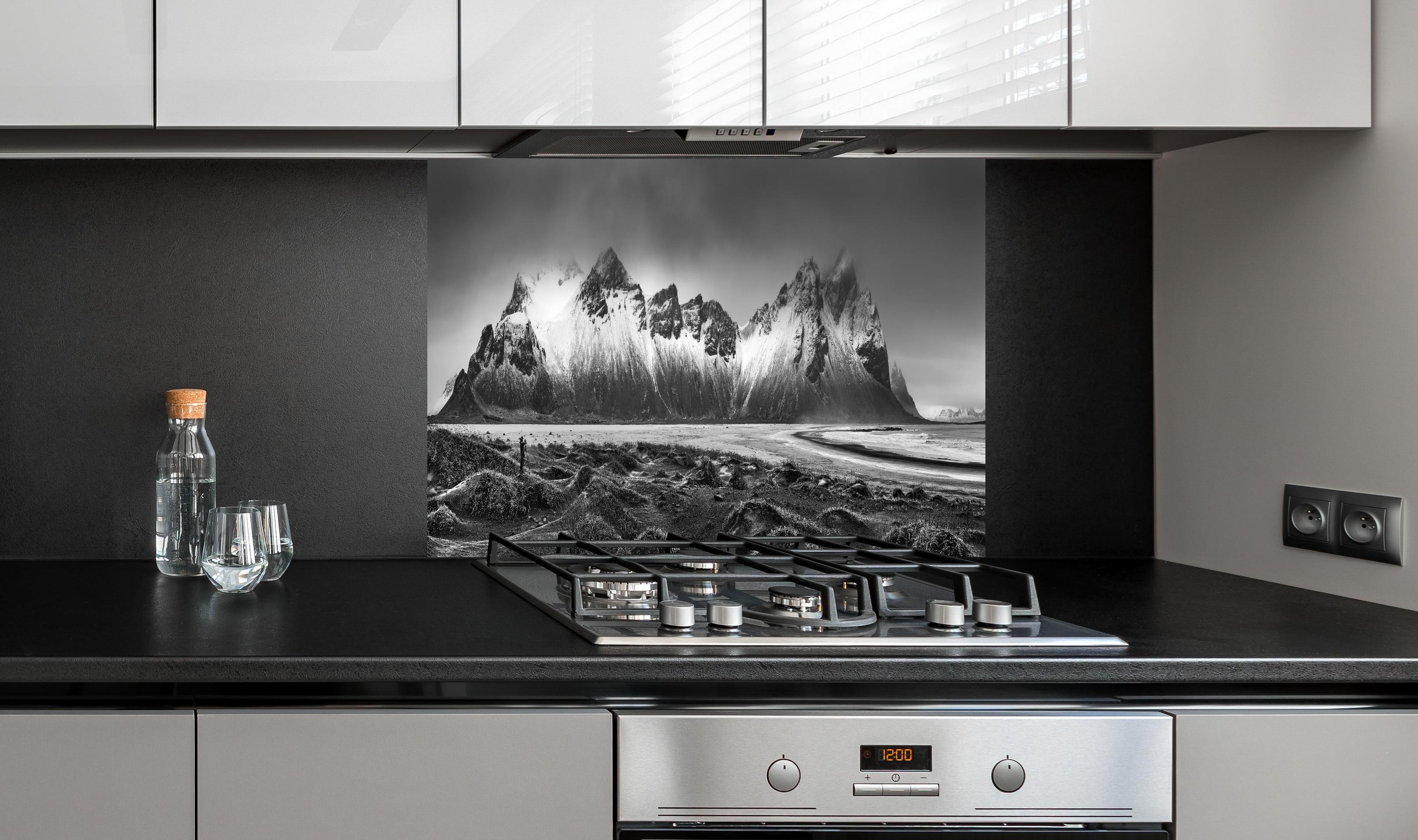 Spritzschutz - Panorama - Bergkette Vestrahorn hinter einem Cerankochfeld zwischen Holz-Kochutensilien