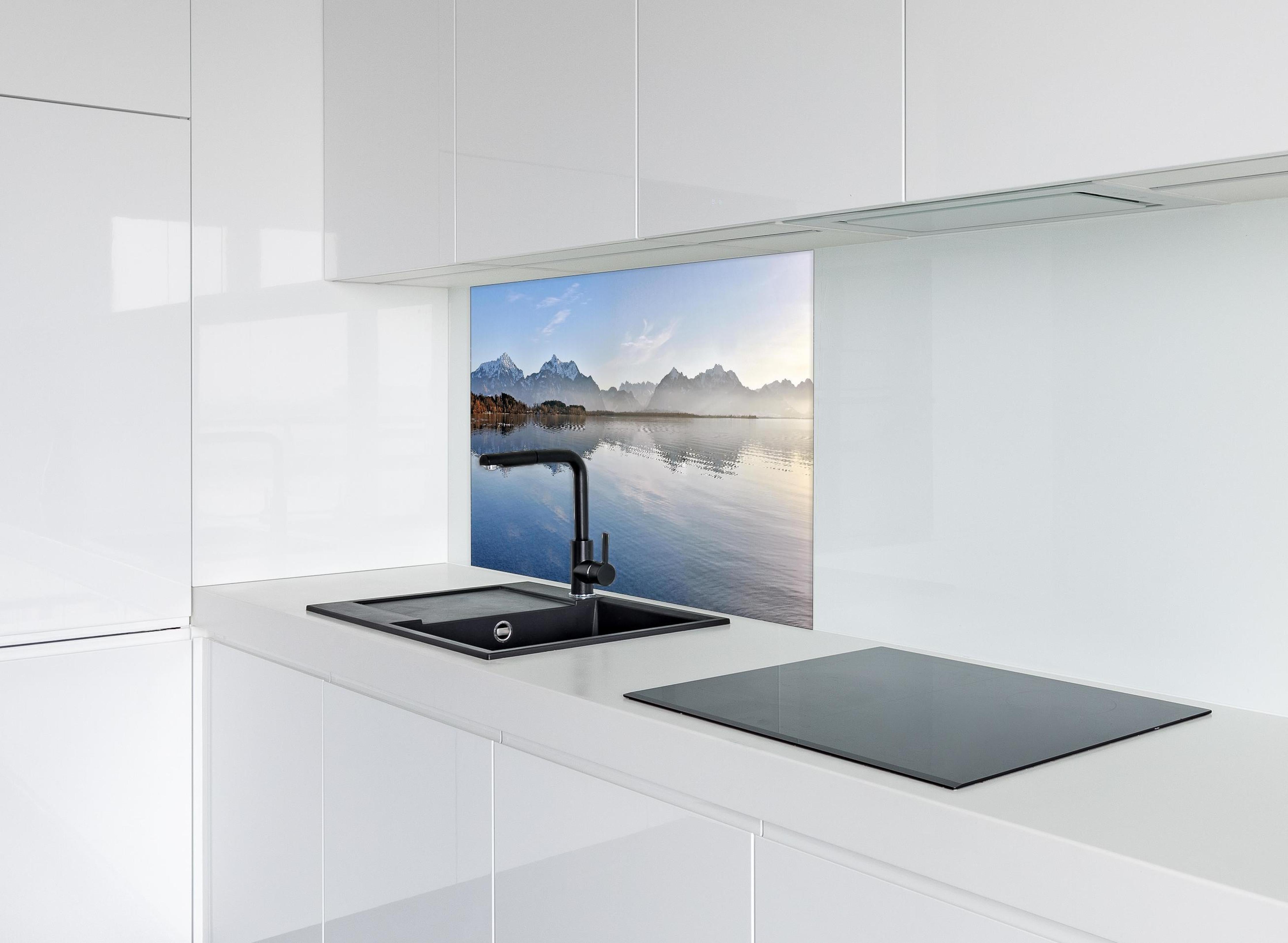 Spritzschutz - Panorama Bergsee bei Morgendämmerung Bild hinter einem Cerankochfeld zwischen Holz-Kochutensilien