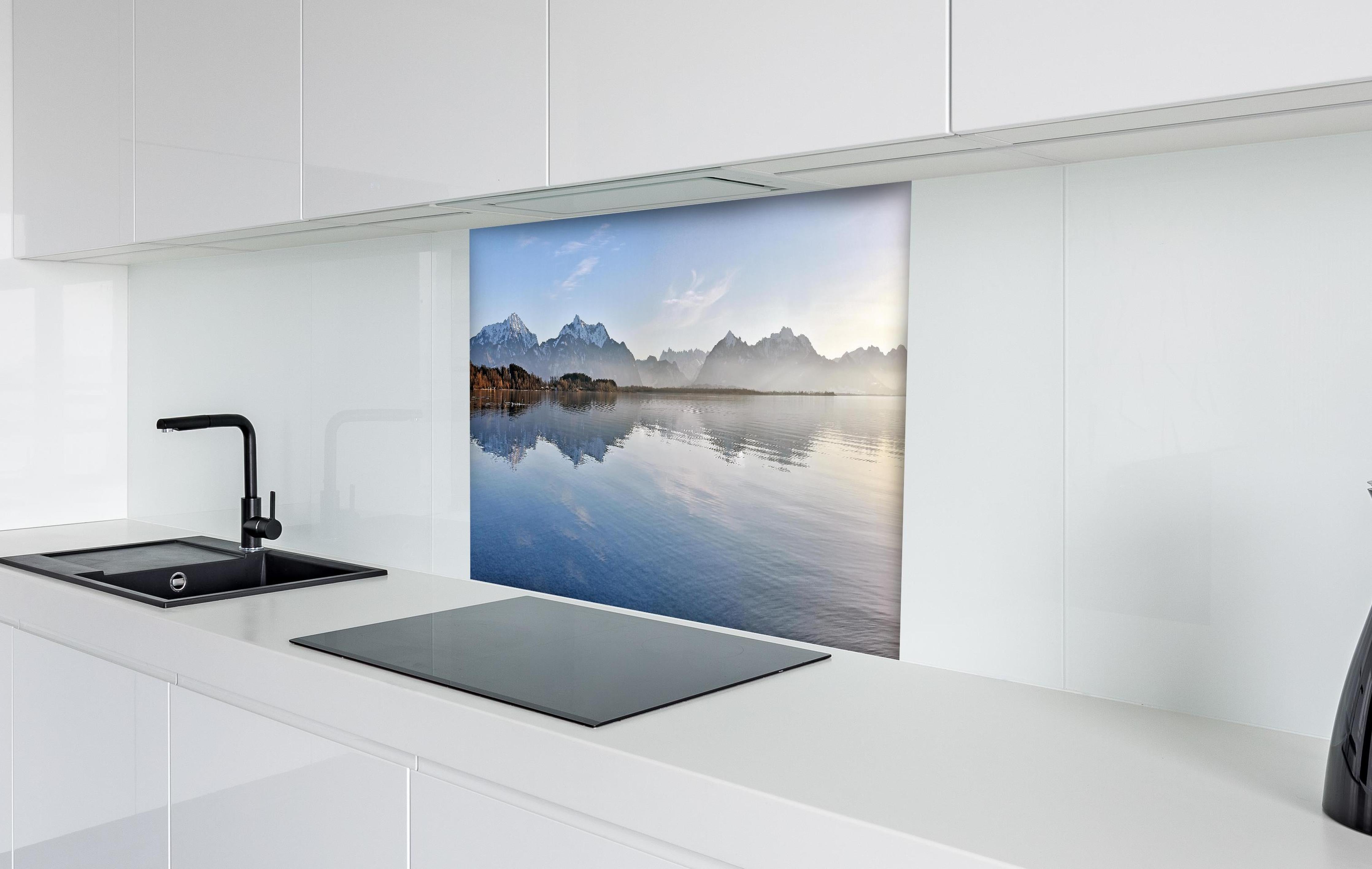 Spritzschutz - Panorama Bergsee bei Morgendämmerung Bild hinter einem Cerankochfeld zwischen Holz-Kochutensilien