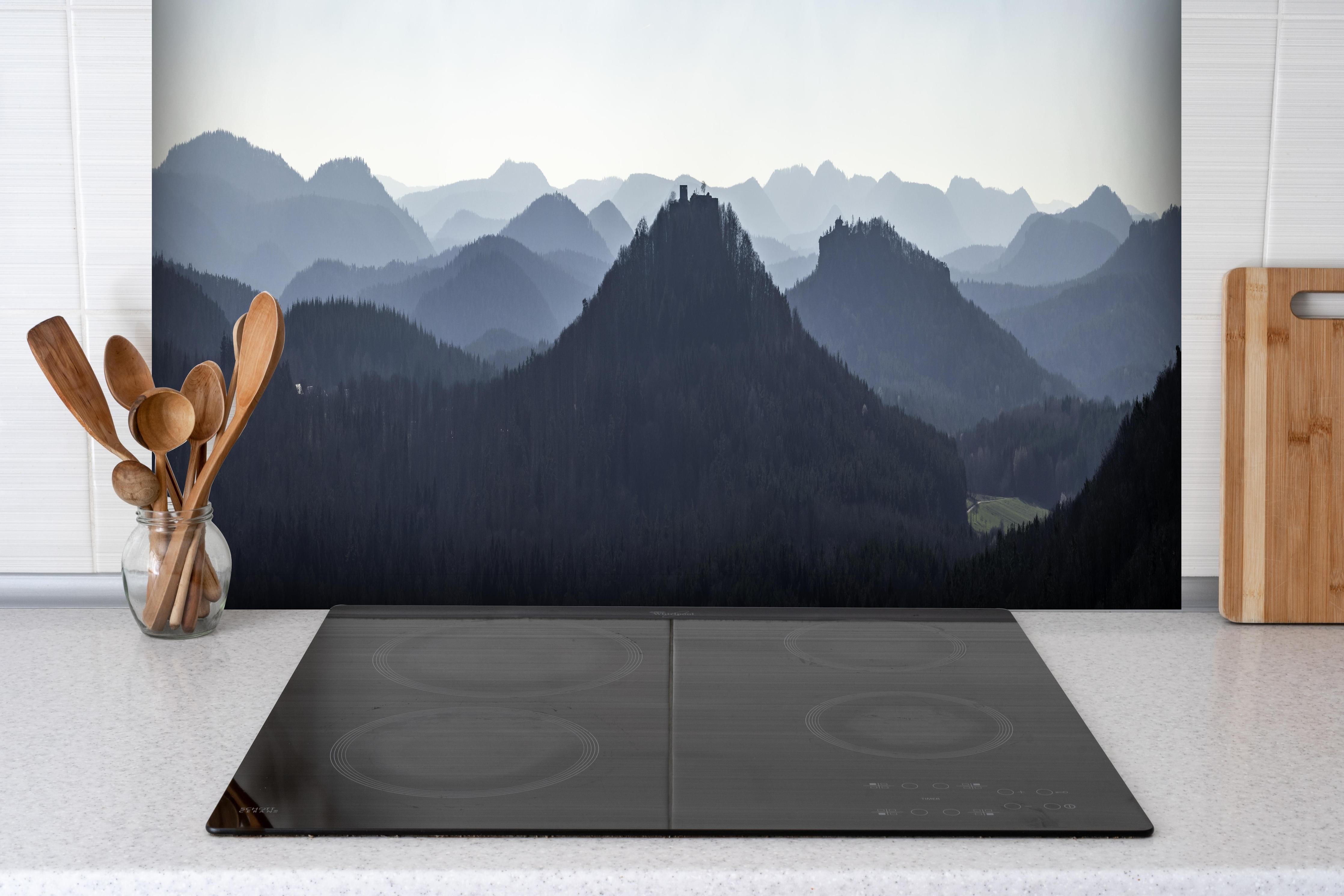 Spritzschutz - Panorama Rötzenfels auf Burg Lindelbrunn hinter einem Cerankochfeld zwischen Holz-Kochutensilien