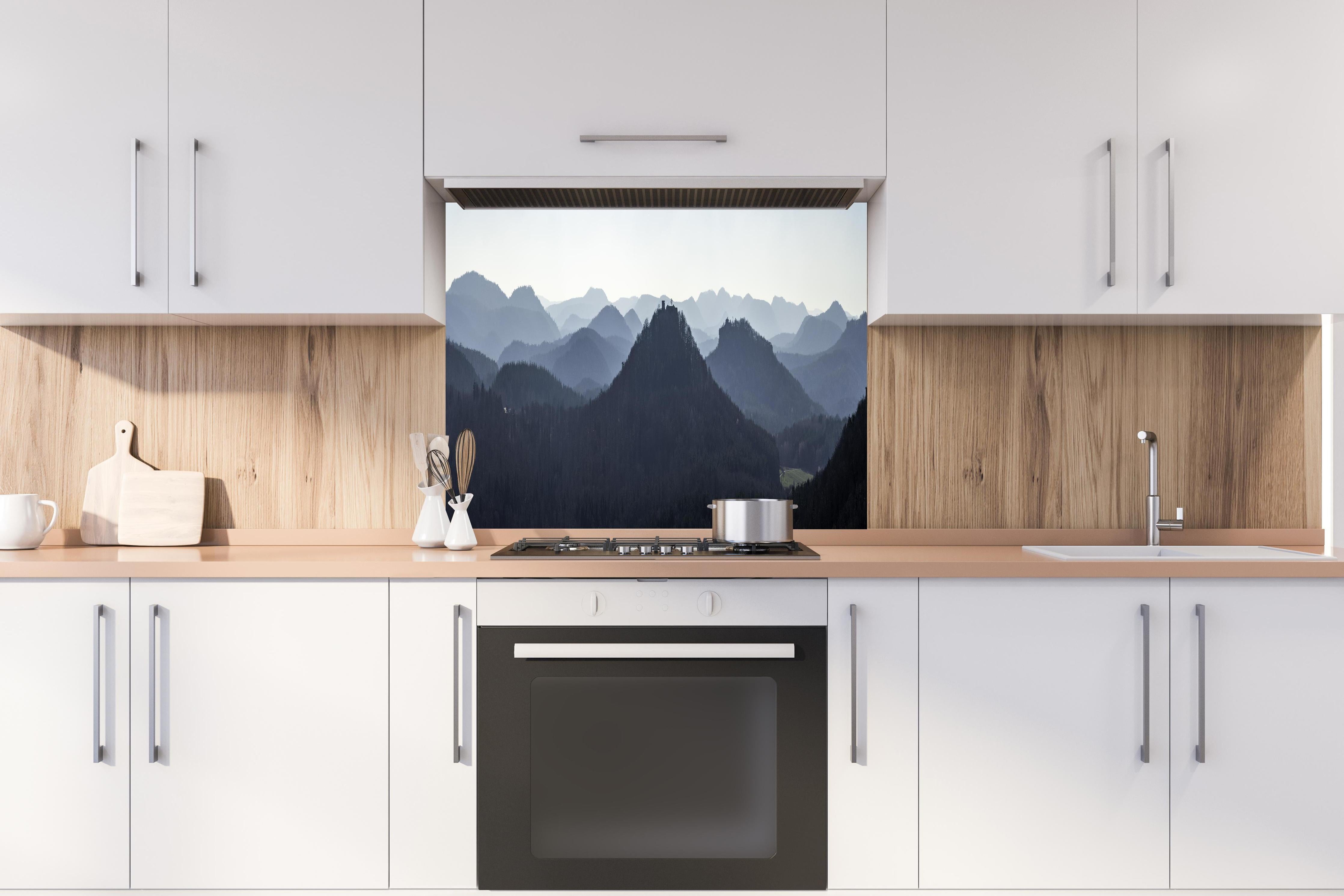 Spritzschutz - Panorama Rötzenfels auf Burg Lindelbrunn hinter einem Cerankochfeld zwischen Holz-Kochutensilien