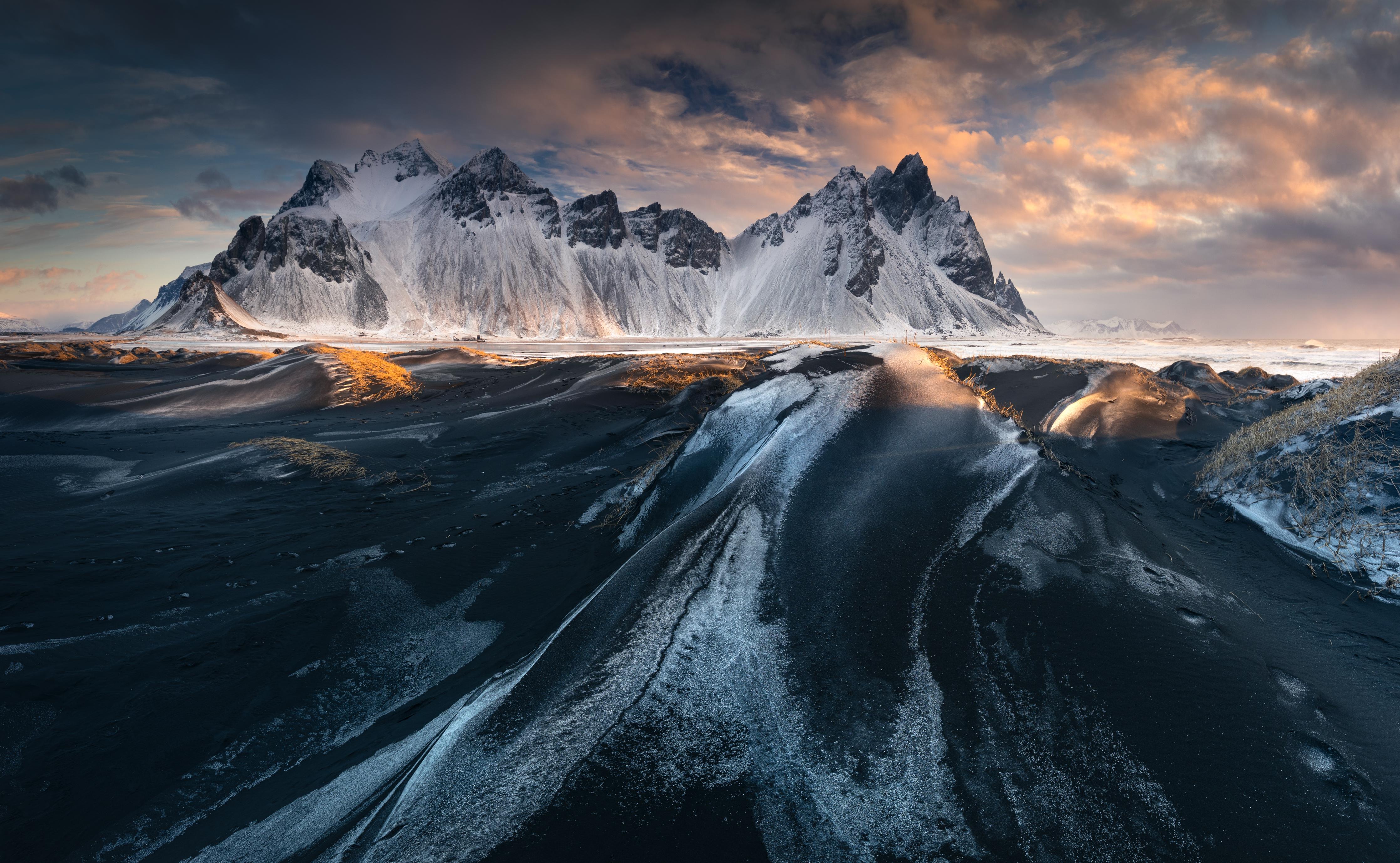 Spritzschutz-Panorama Schneebedeckter Berge bei Sonnenuntergang