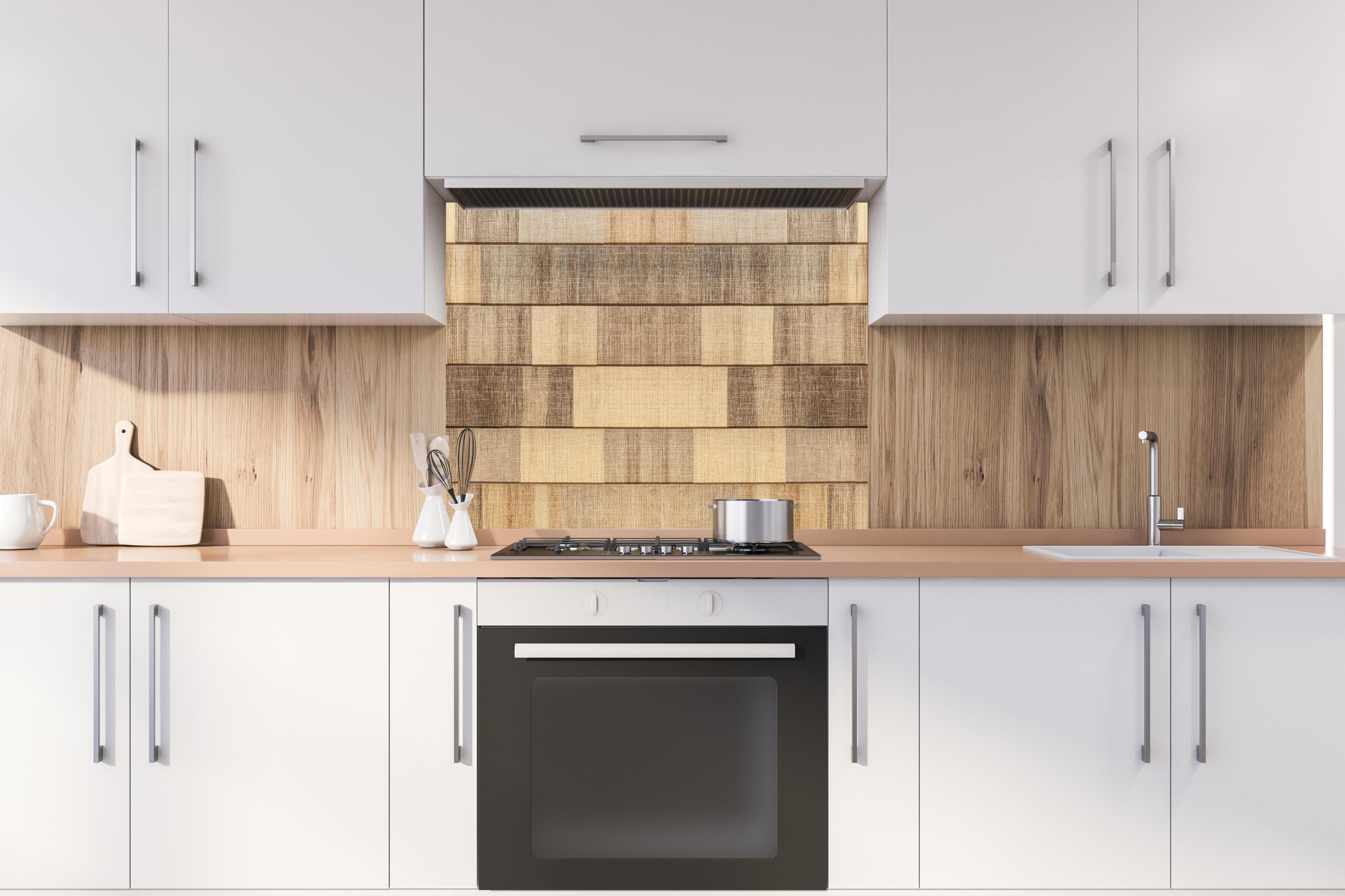 Spritzschutz - Panorama der braunen Holzplanken hinter einem Cerankochfeld zwischen Holz-Kochutensilien