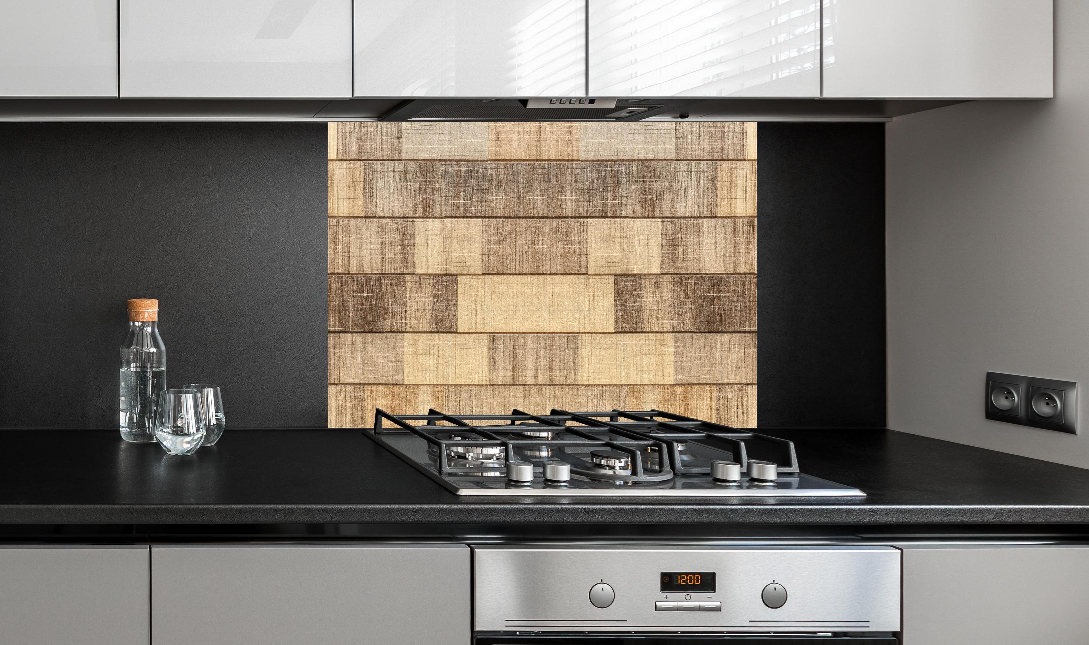 Spritzschutz - Panorama der braunen Holzplanken hinter einem Cerankochfeld zwischen Holz-Kochutensilien