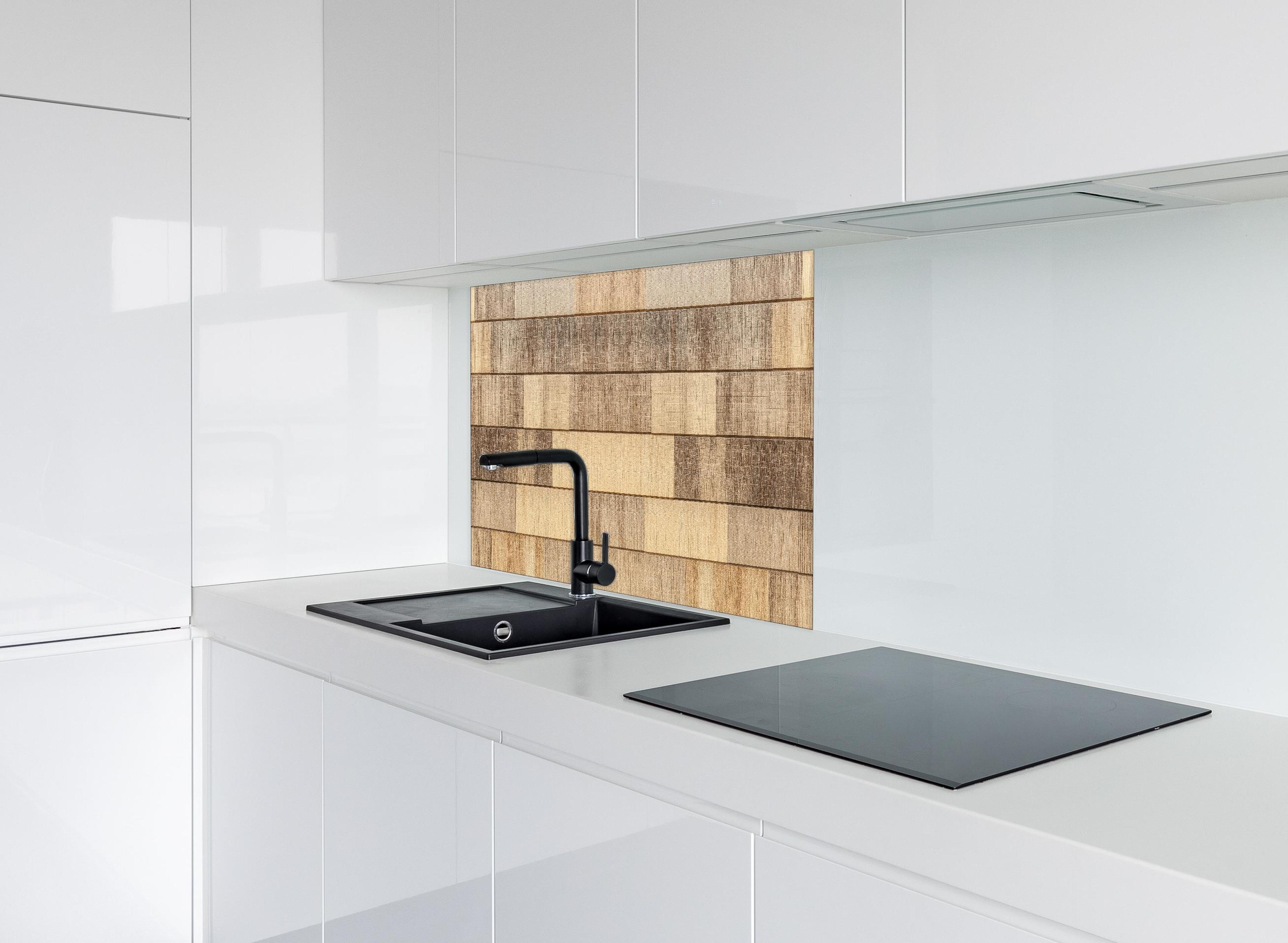 Spritzschutz - Panorama der braunen Holzplanken hinter einem Cerankochfeld zwischen Holz-Kochutensilien