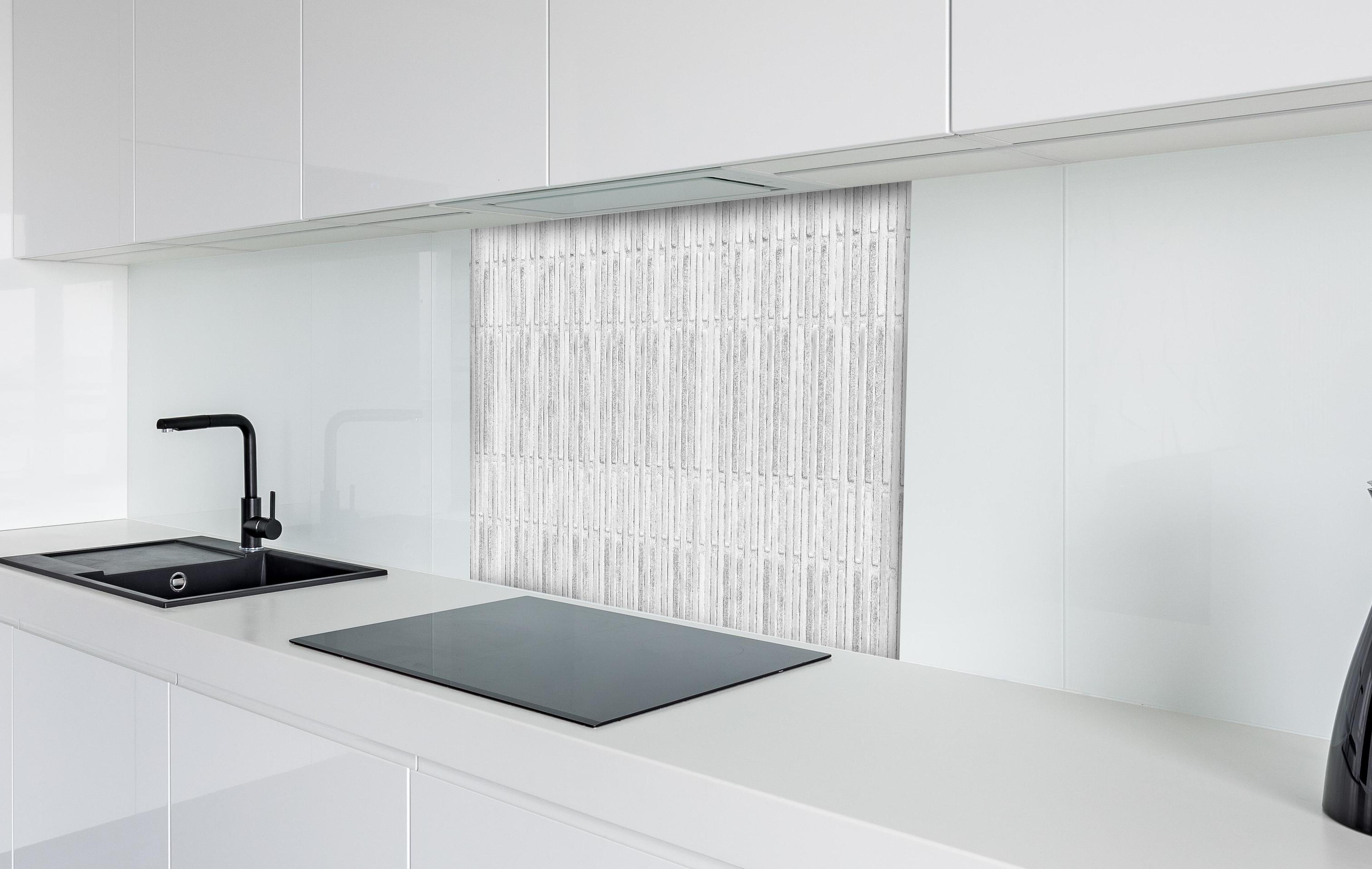 Spritzschutz - Panorama der weißen Steinwand mit Streifen Textur hinter einem Cerankochfeld zwischen Holz-Kochutensilien