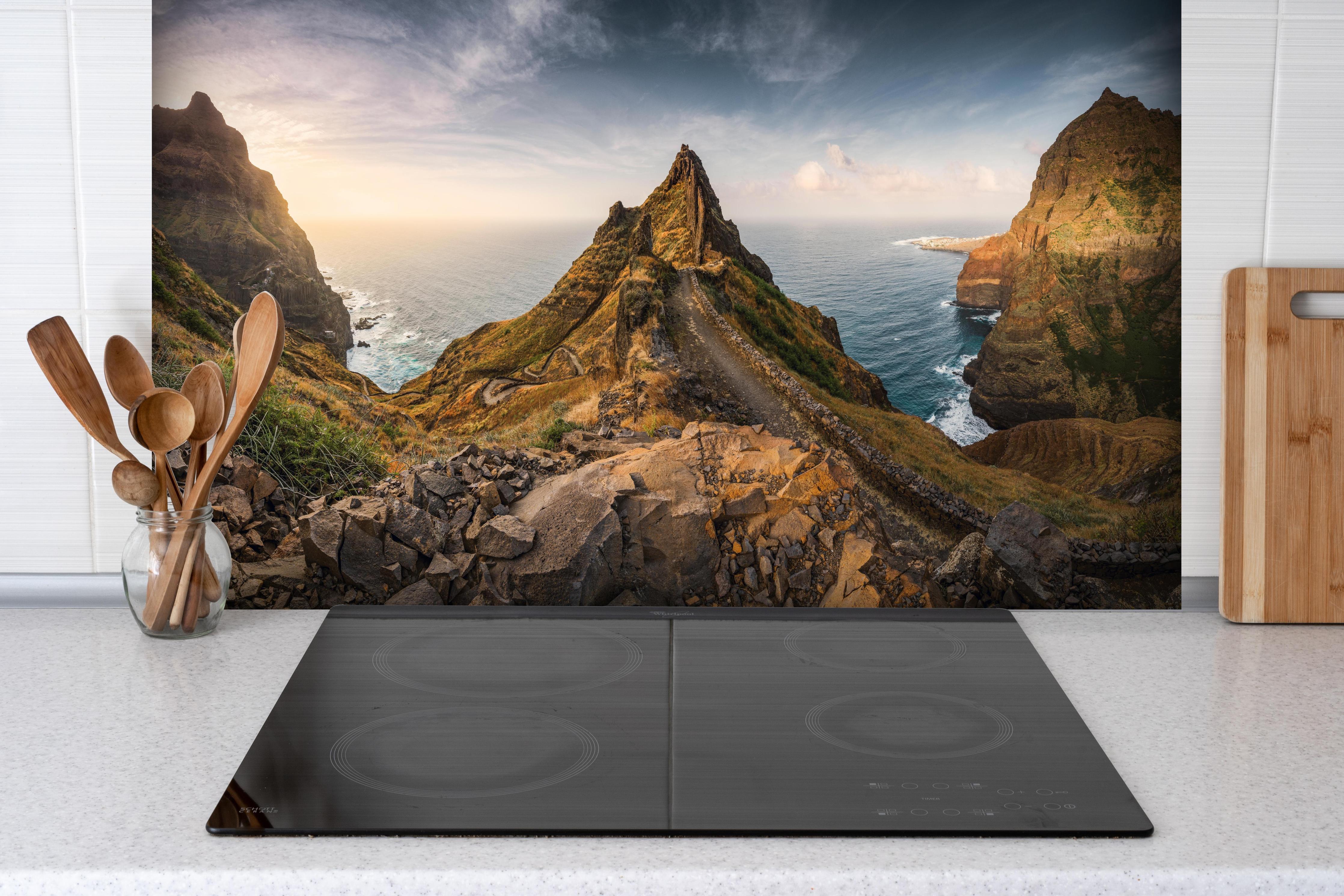 Spritzschutz - Panorama des Kap Verde Küstenpfads hinter einem Cerankochfeld zwischen Holz-Kochutensilien