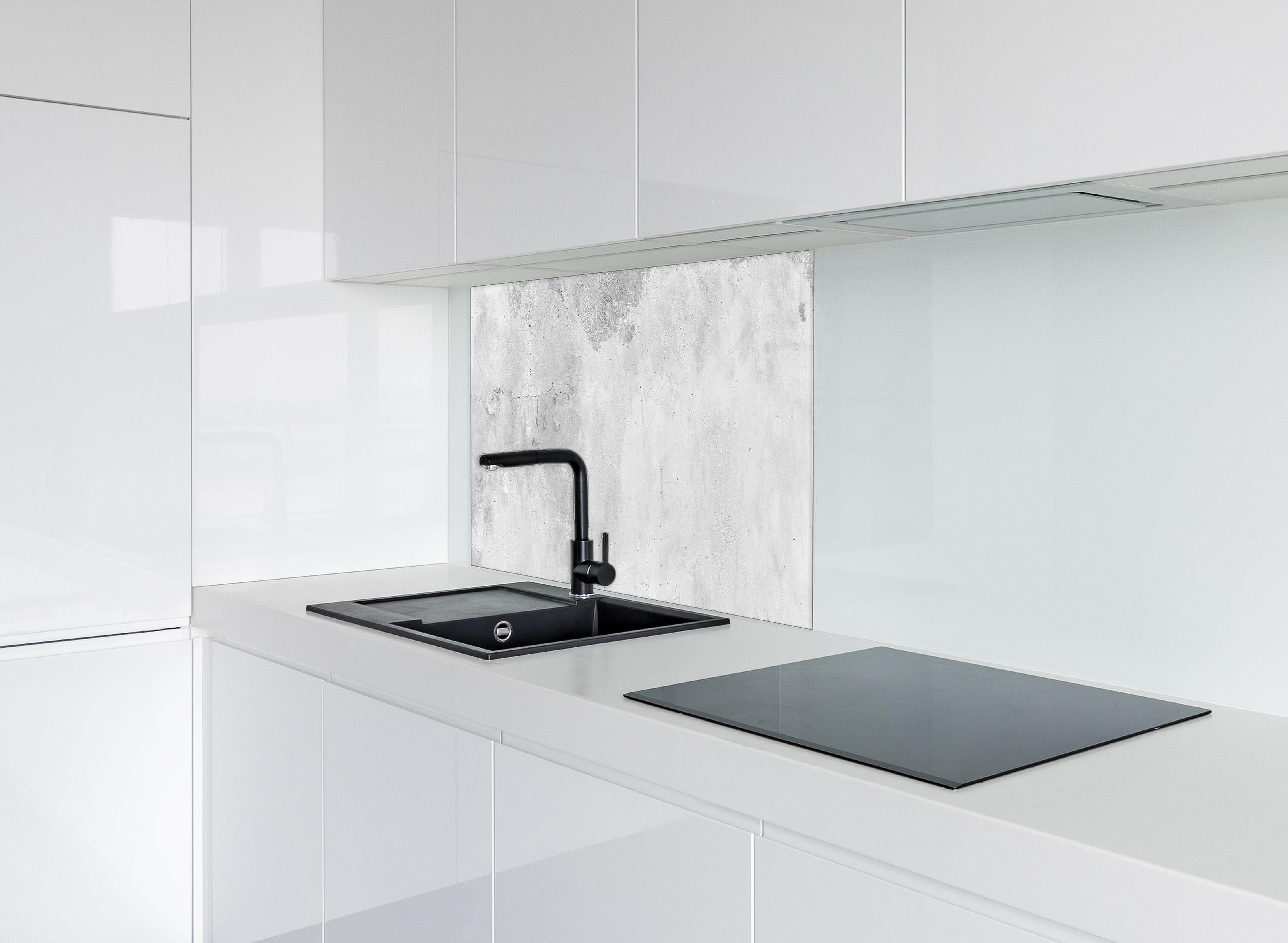 Spritzschutz - Panorama einer alten Betonwand hinter einem Cerankochfeld zwischen Holz-Kochutensilien