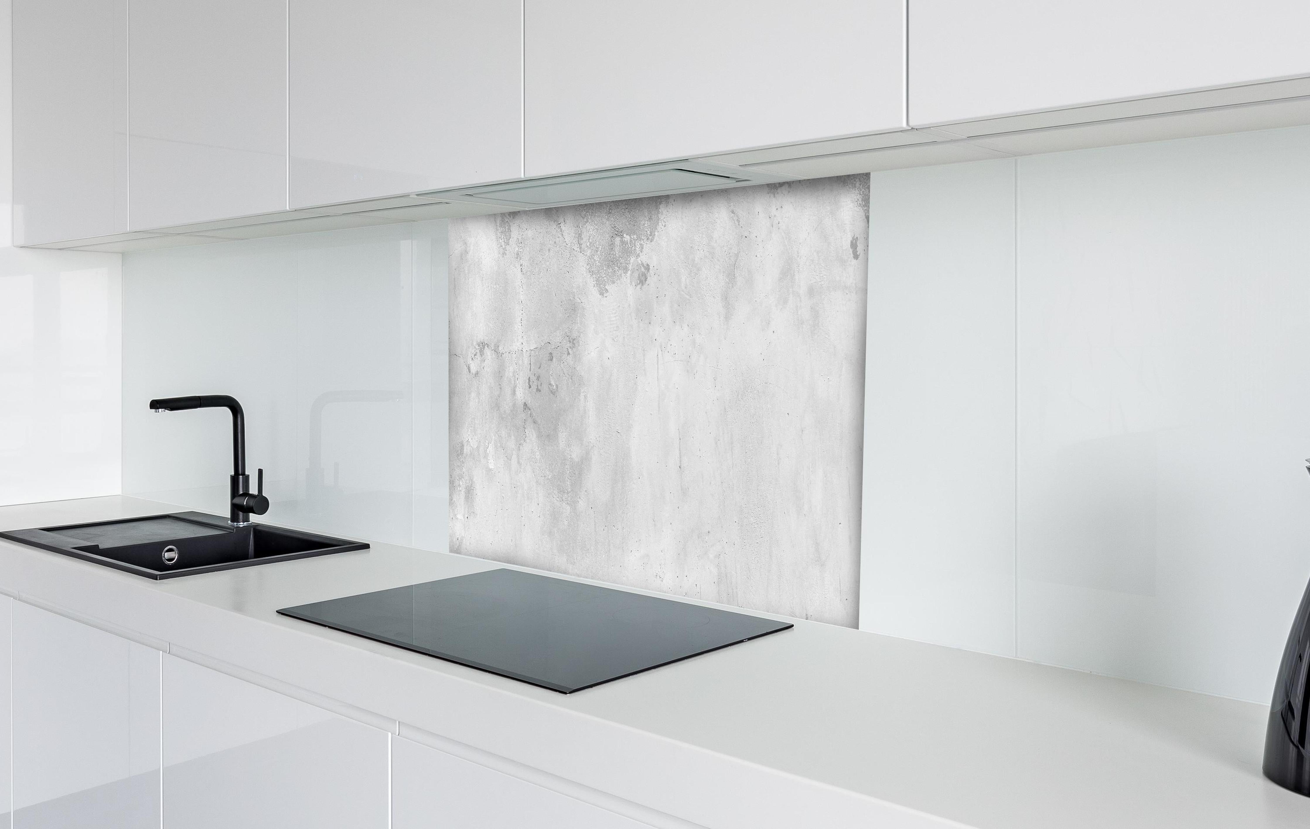 Spritzschutz - Panorama einer alten Betonwand hinter einem Cerankochfeld zwischen Holz-Kochutensilien