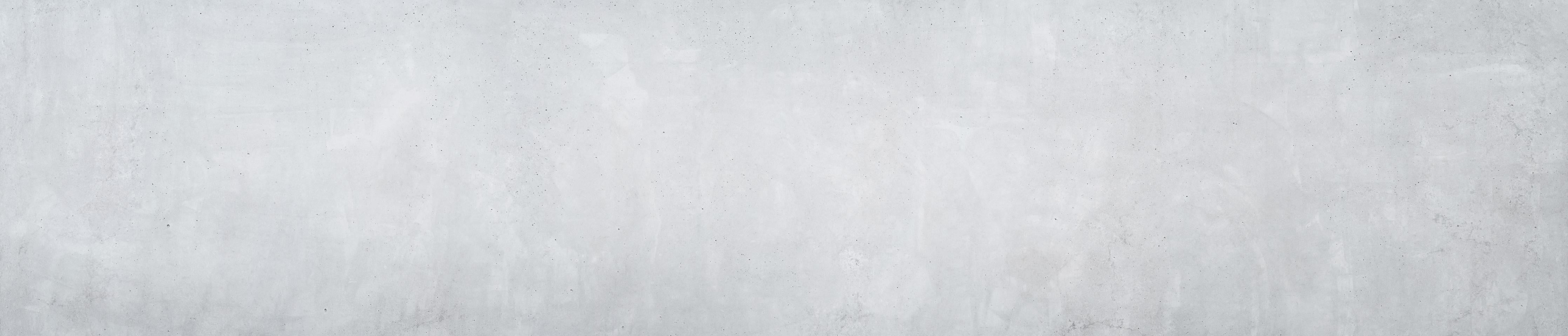 Spritzschutz-Panorama einer glatten grauen Betonwand