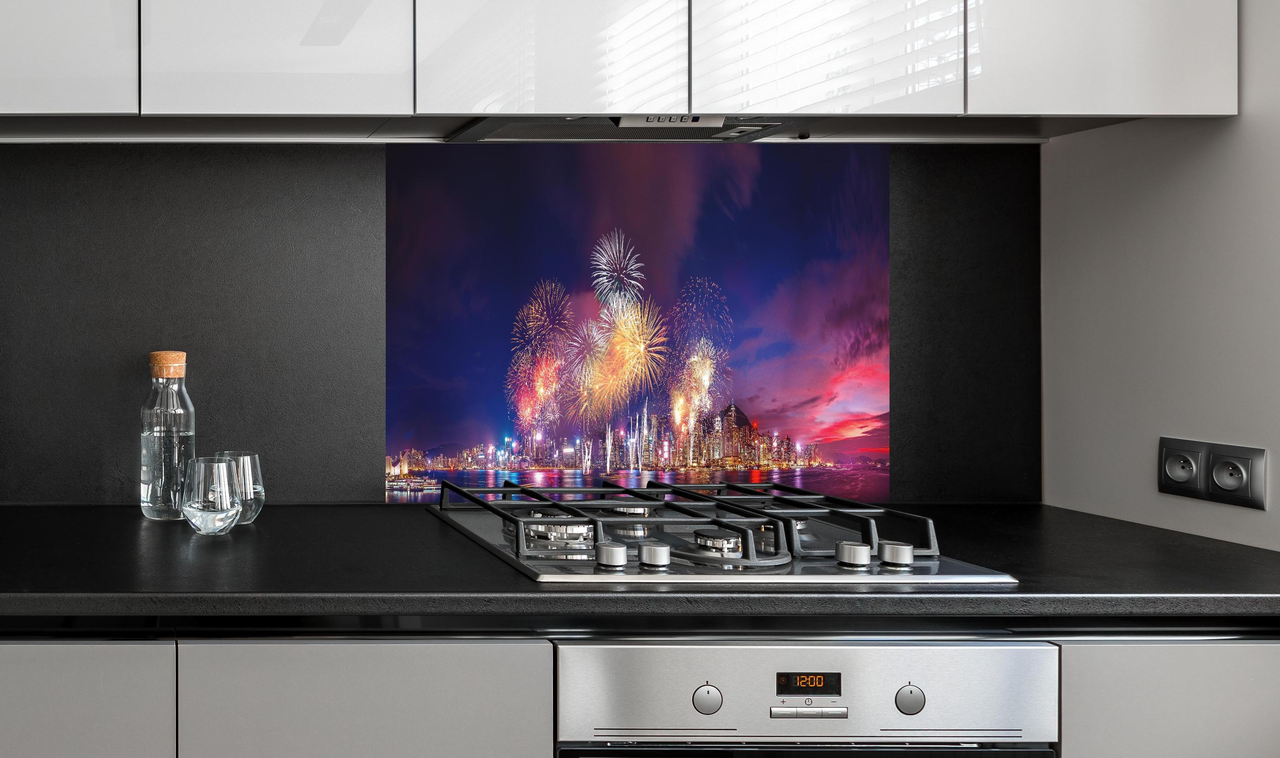 Spritzschutz - Panorama von Hongkong - Feuerwerk hinter einem Cerankochfeld zwischen Holz-Kochutensilien