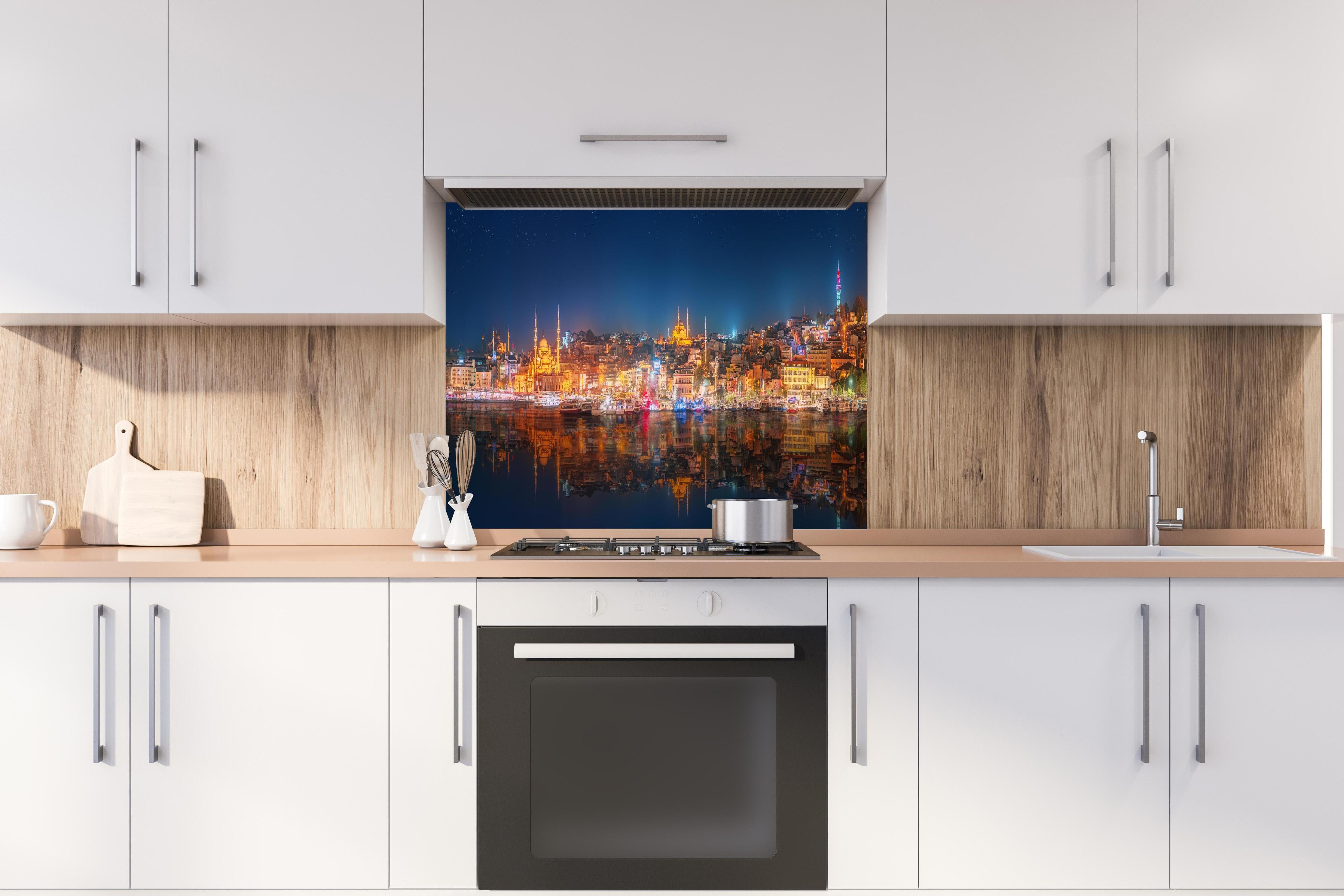 Spritzschutz - Panorama von Istanbul & Bosporus bei Nacht hinter einem Cerankochfeld zwischen Holz-Kochutensilien