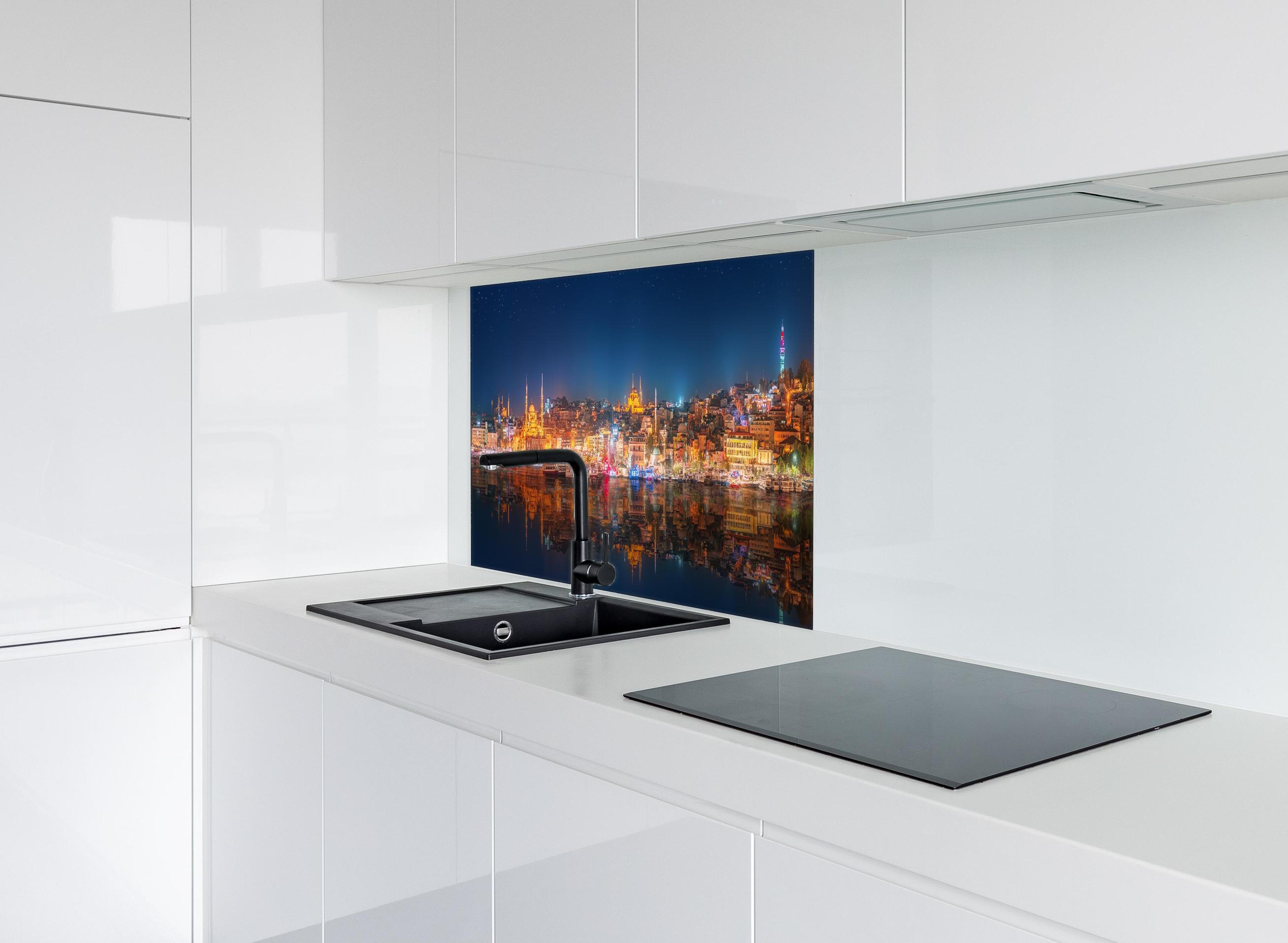 Spritzschutz - Panorama von Istanbul & Bosporus bei Nacht hinter einem Cerankochfeld zwischen Holz-Kochutensilien