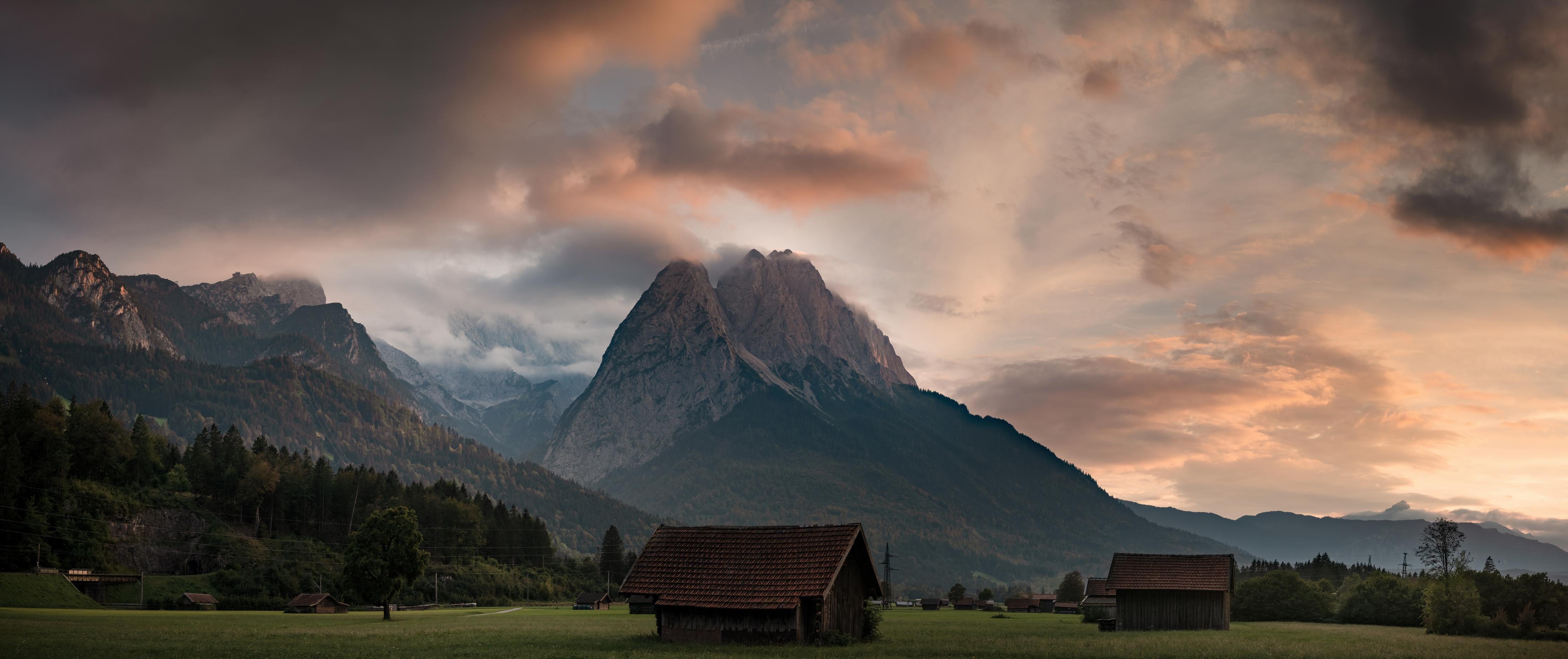 Spritzschutz-Panorama von der wolkenverhangenen Zugspitze