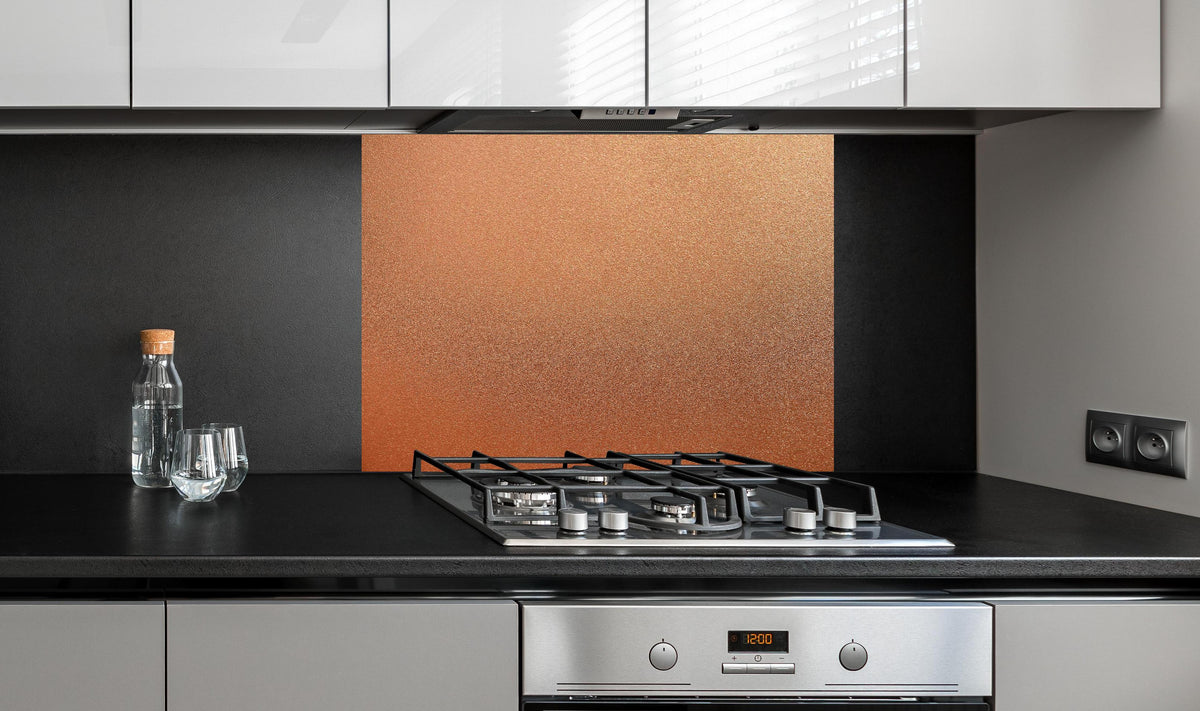 Spritzschutz - Panoramabild Bronze Textur Metallisch Glanz hinter einem Cerankochfeld zwischen Holz-Kochutensilien