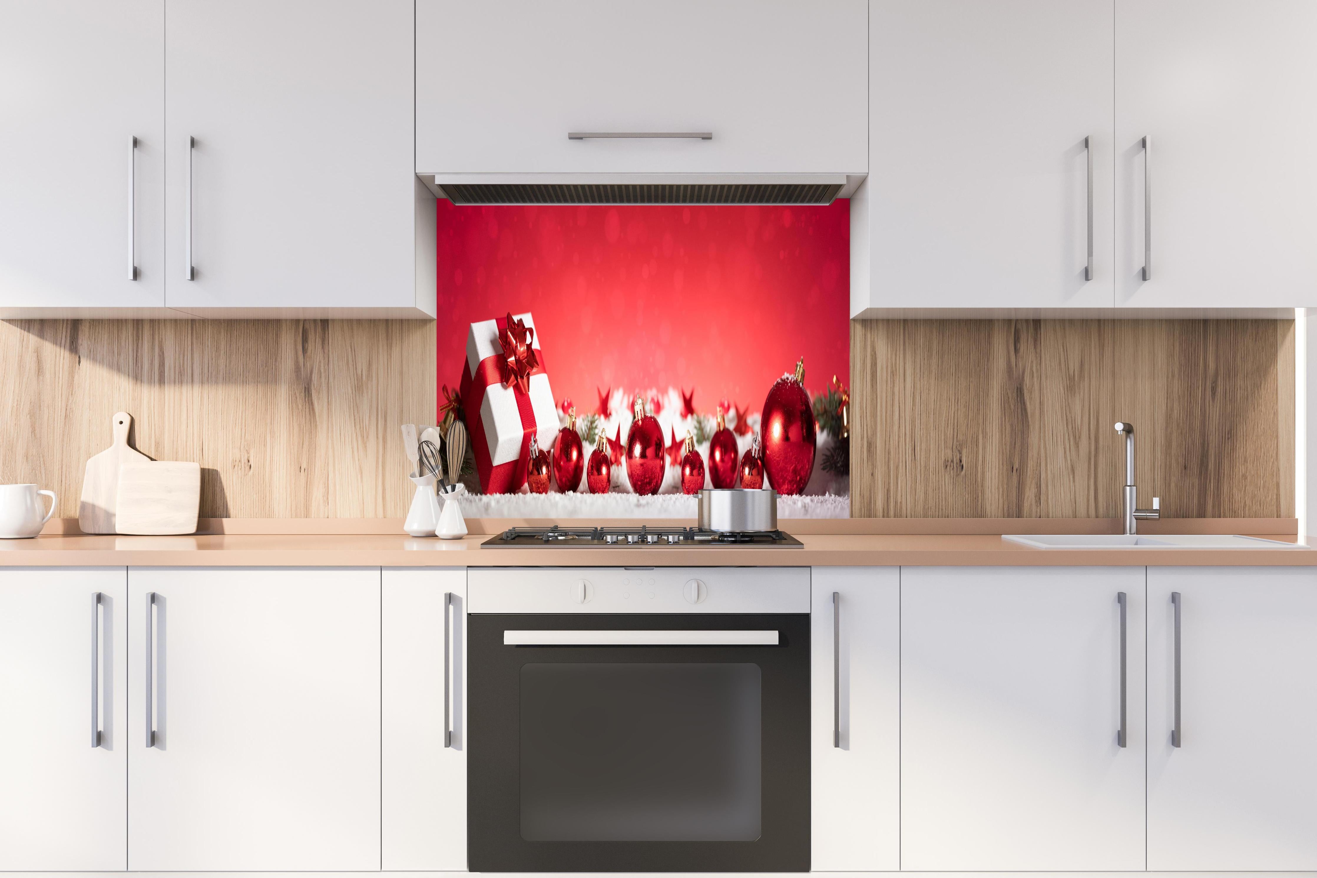 Spritzschutz - Panoramabild von Weihnachtsdekoration hinter einem Cerankochfeld zwischen Holz-Kochutensilien