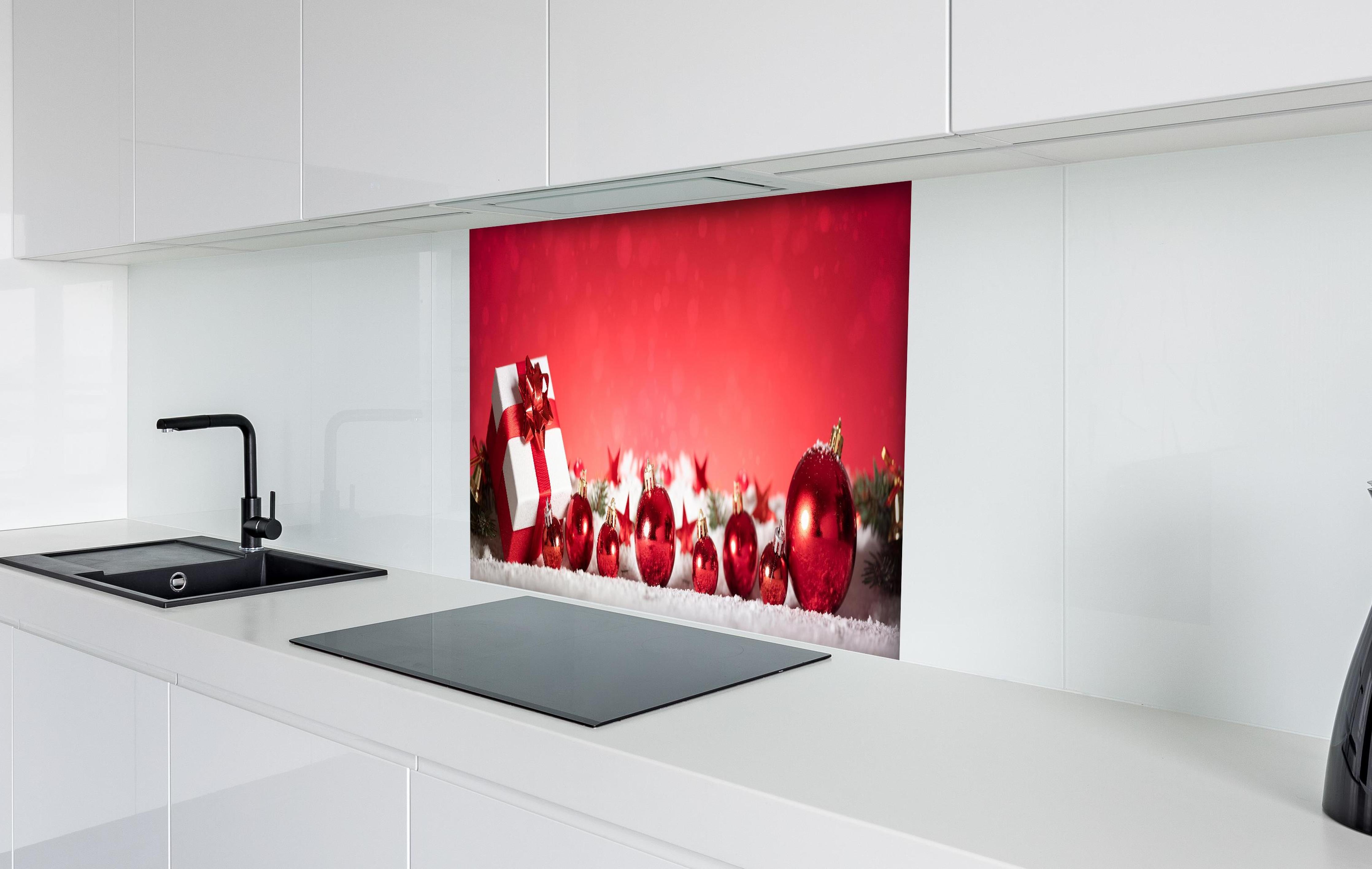 Spritzschutz - Panoramabild von Weihnachtsdekoration hinter einem Cerankochfeld zwischen Holz-Kochutensilien