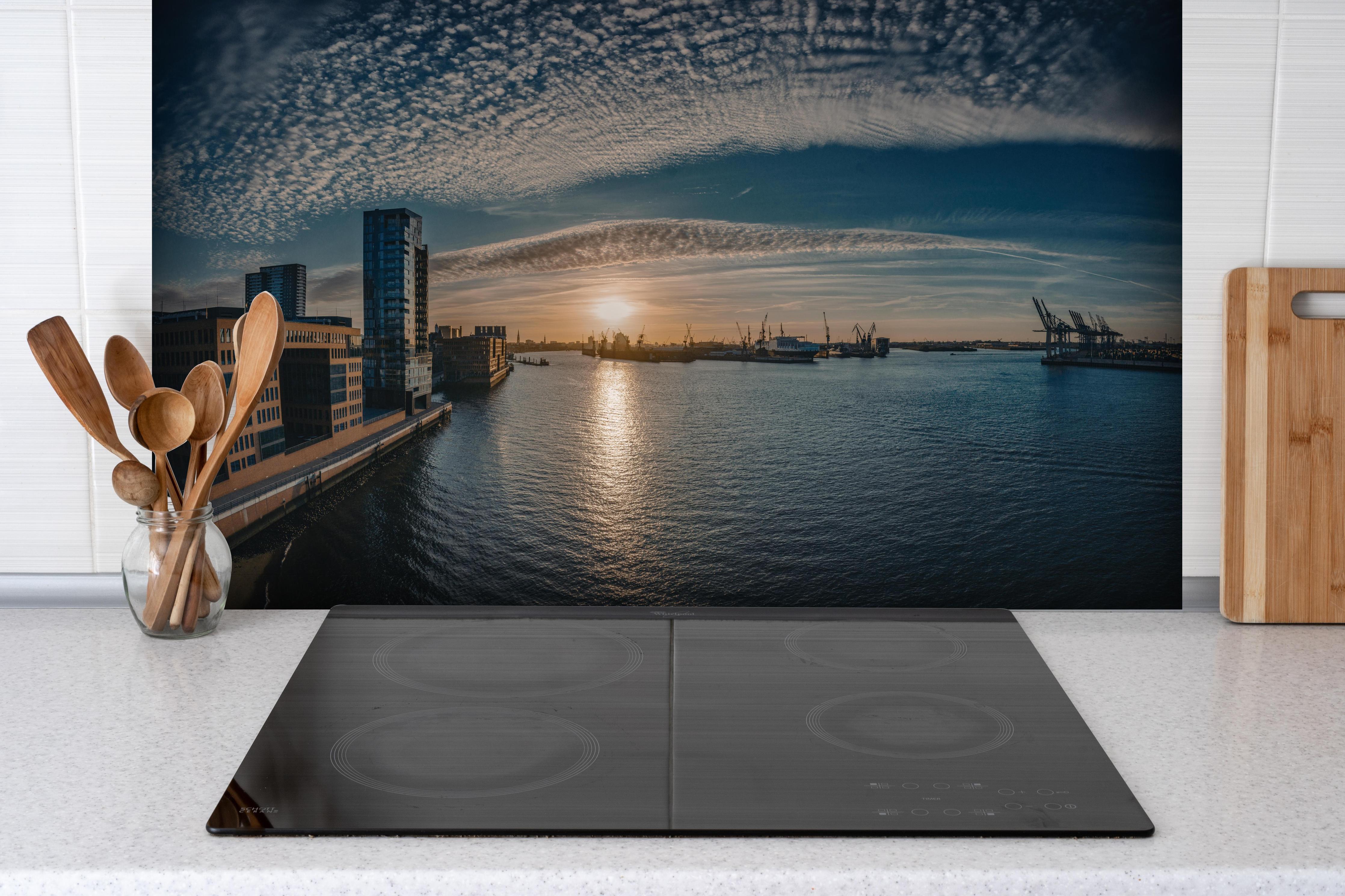 Spritzschutz - Panoramablick Hamburg bei Sonnenuntergang hinter einem Cerankochfeld zwischen Holz-Kochutensilien