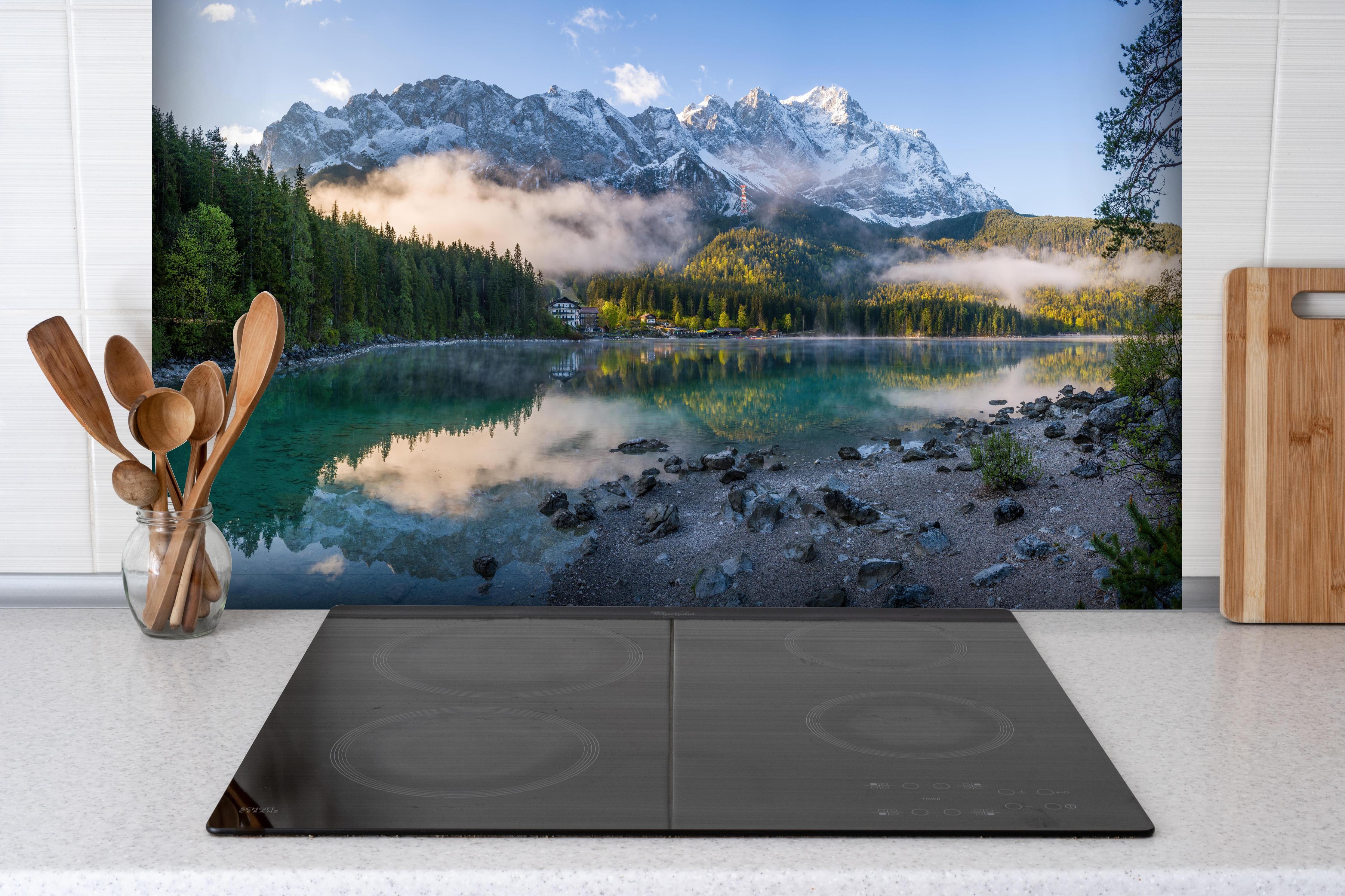 Spritzschutz - Panoramablick auf die Zugspitze hinter einem Cerankochfeld zwischen Holz-Kochutensilien