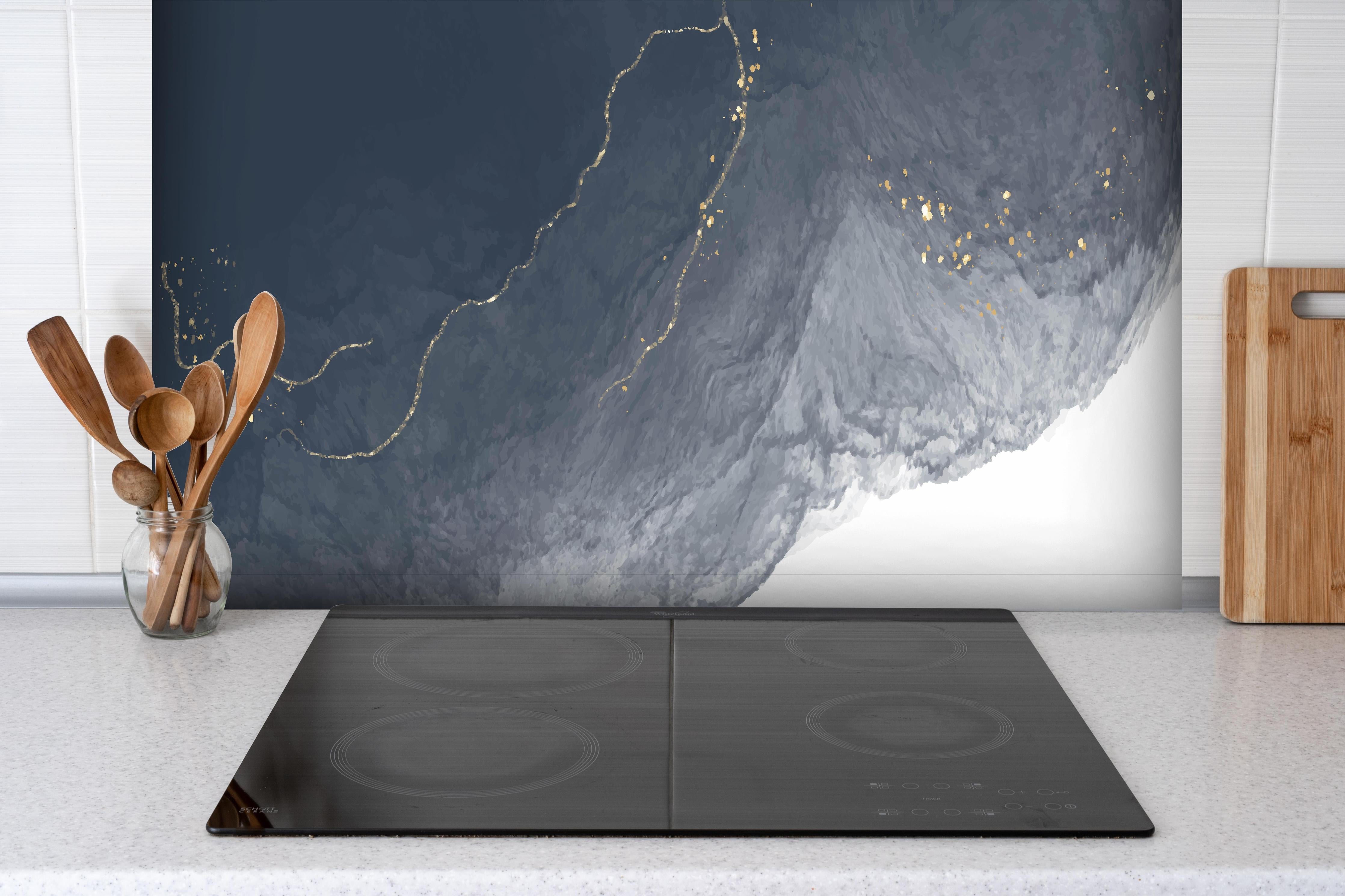 Spritzschutz - Panoramablick nächtlicher Erde in Grautönen hinter einem Cerankochfeld zwischen Holz-Kochutensilien