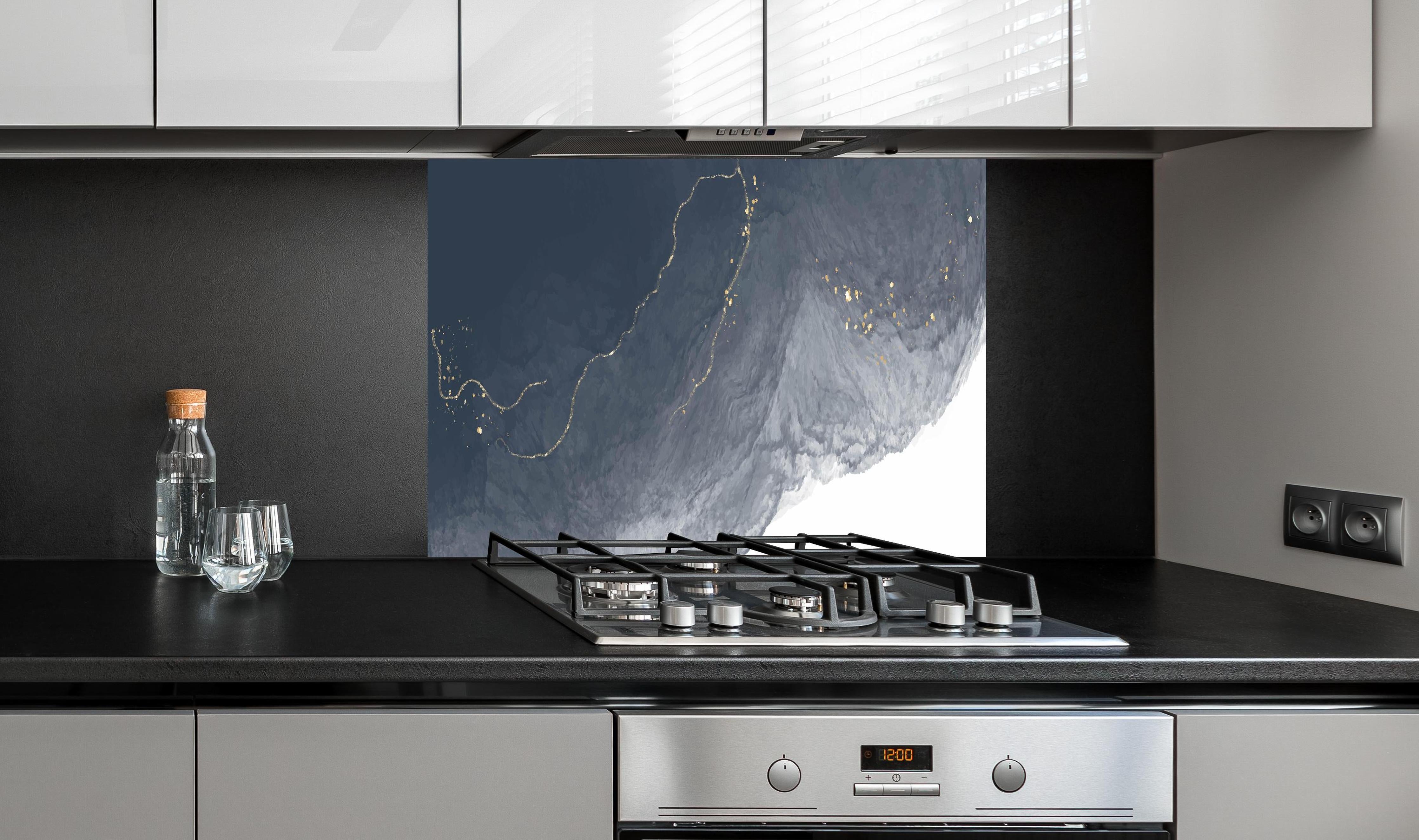 Spritzschutz - Panoramablick nächtlicher Erde in Grautönen hinter einem Cerankochfeld zwischen Holz-Kochutensilien