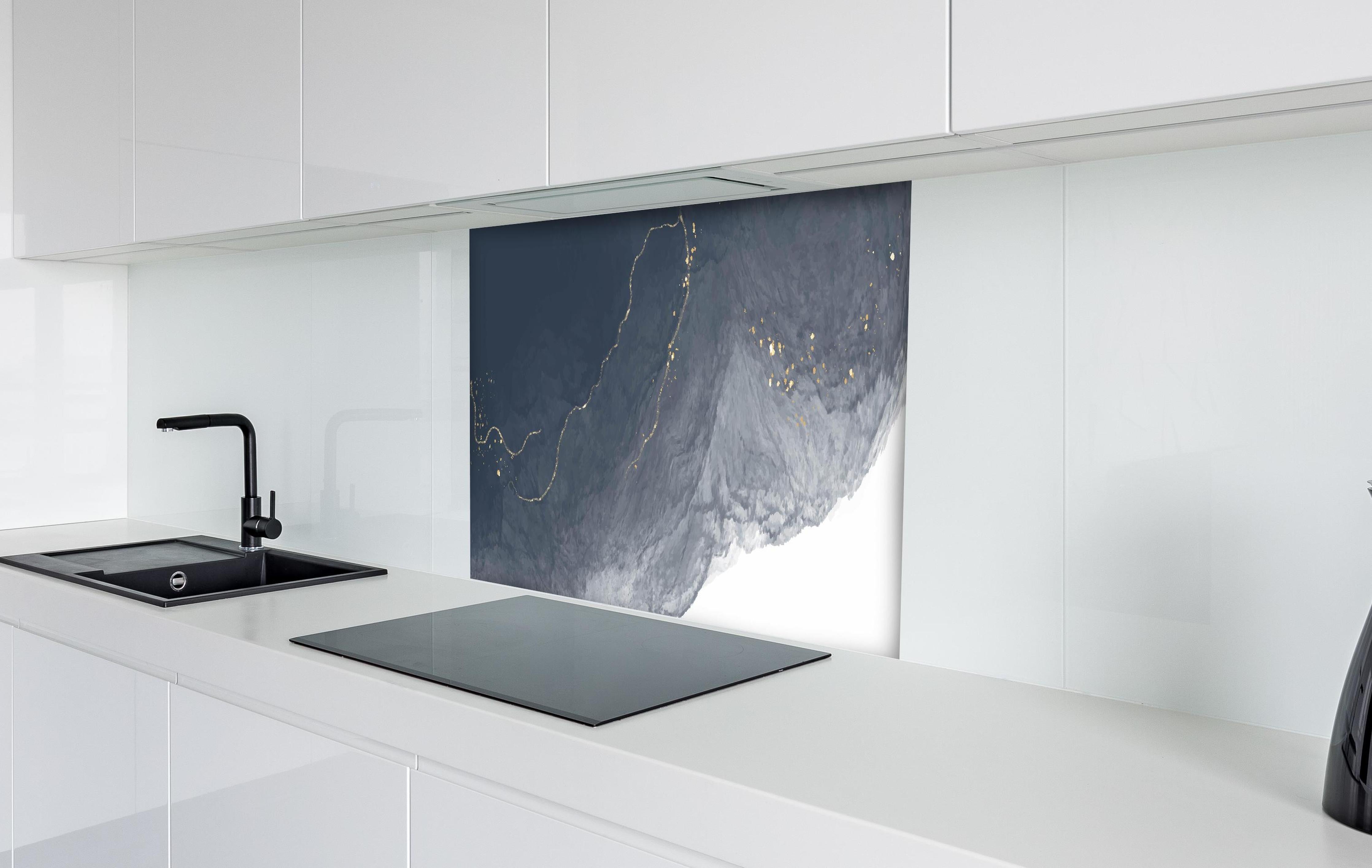 Spritzschutz - Panoramablick nächtlicher Erde in Grautönen hinter einem Cerankochfeld zwischen Holz-Kochutensilien