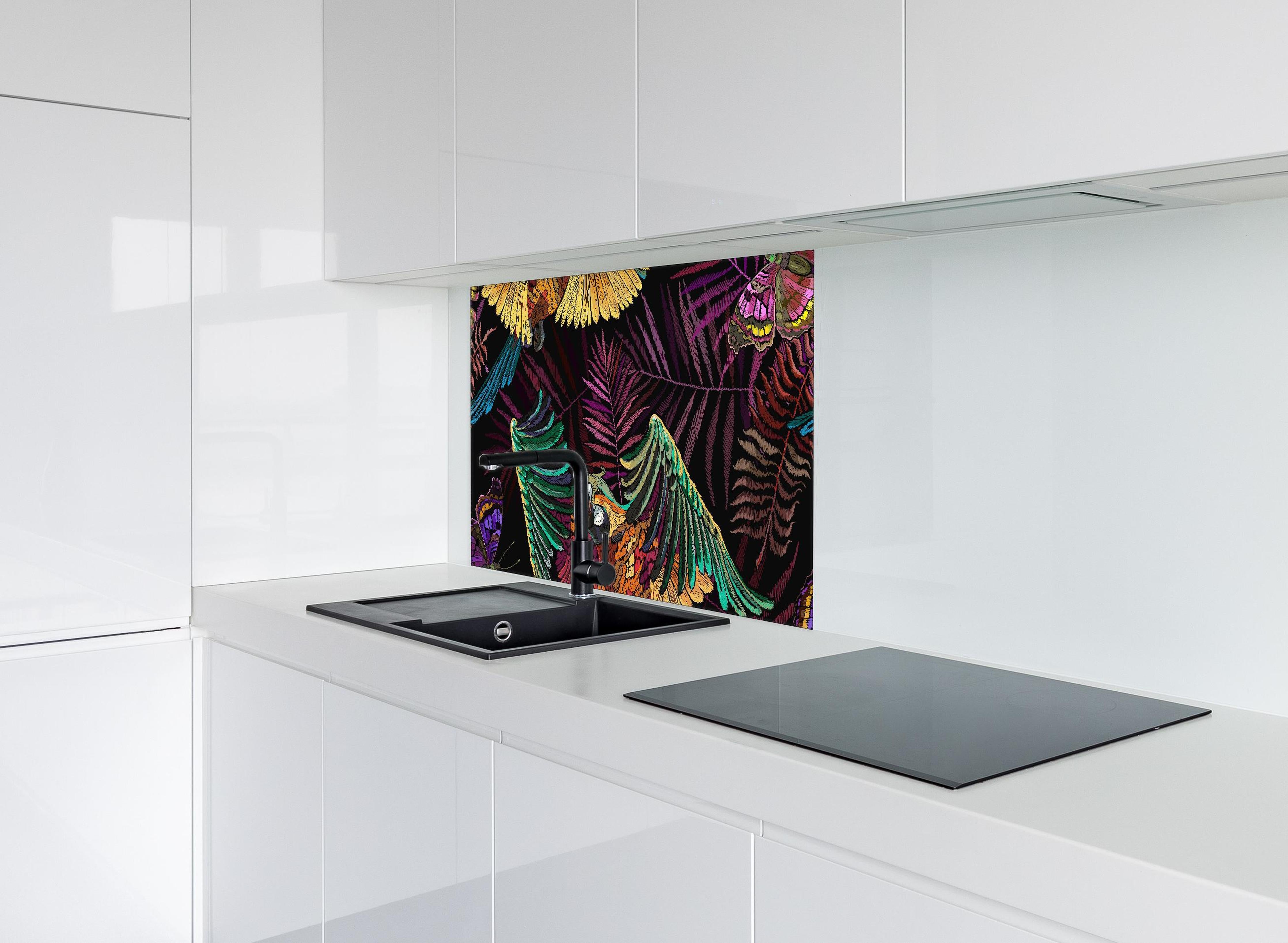 Spritzschutz - Papagaien - Stickmuster hinter einem Cerankochfeld zwischen Holz-Kochutensilien