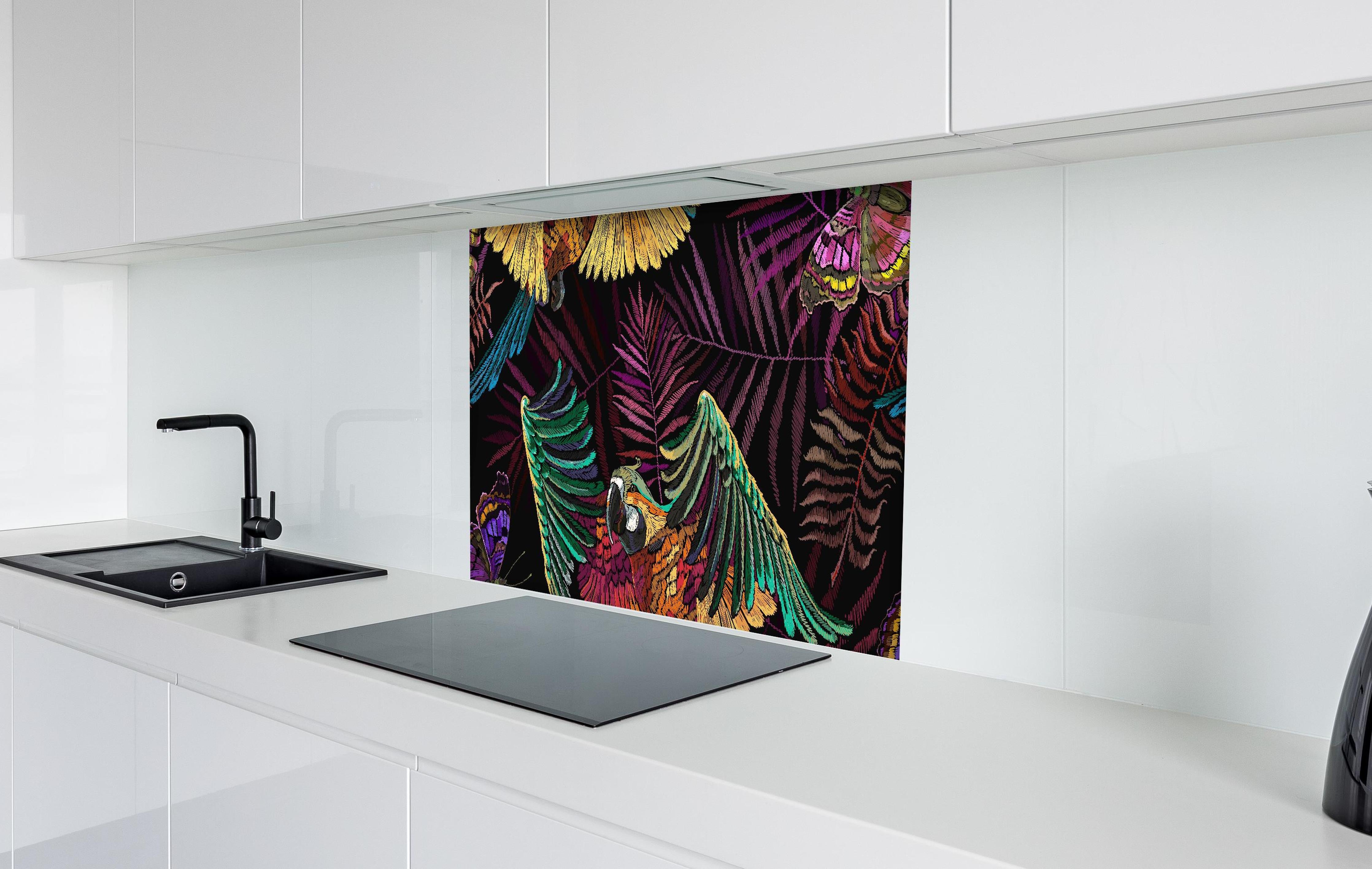 Spritzschutz - Papagaien - Stickmuster hinter einem Cerankochfeld zwischen Holz-Kochutensilien