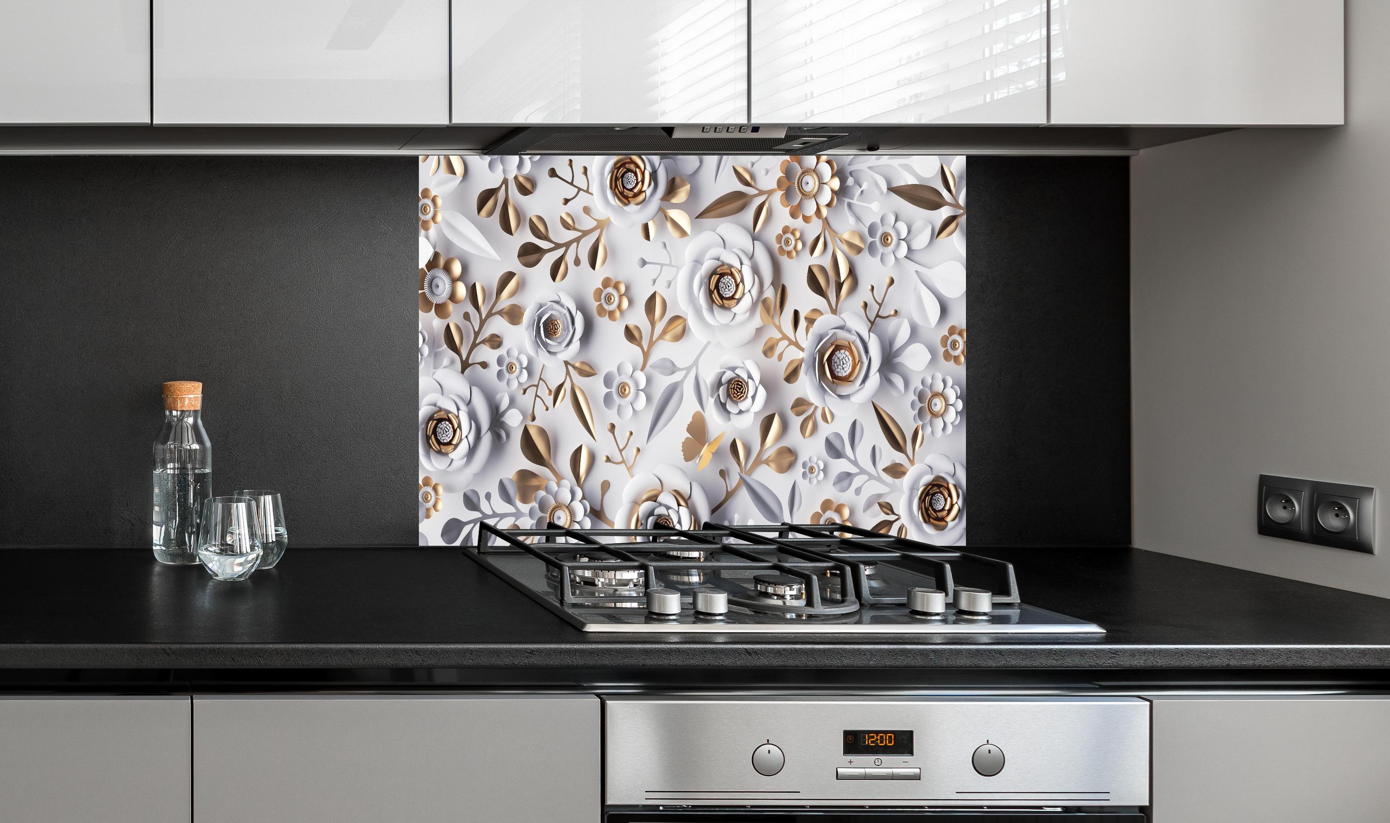 Spritzschutz - Papierblumen Hintergrund in Weiß und Gold hinter einem Cerankochfeld zwischen Holz-Kochutensilien