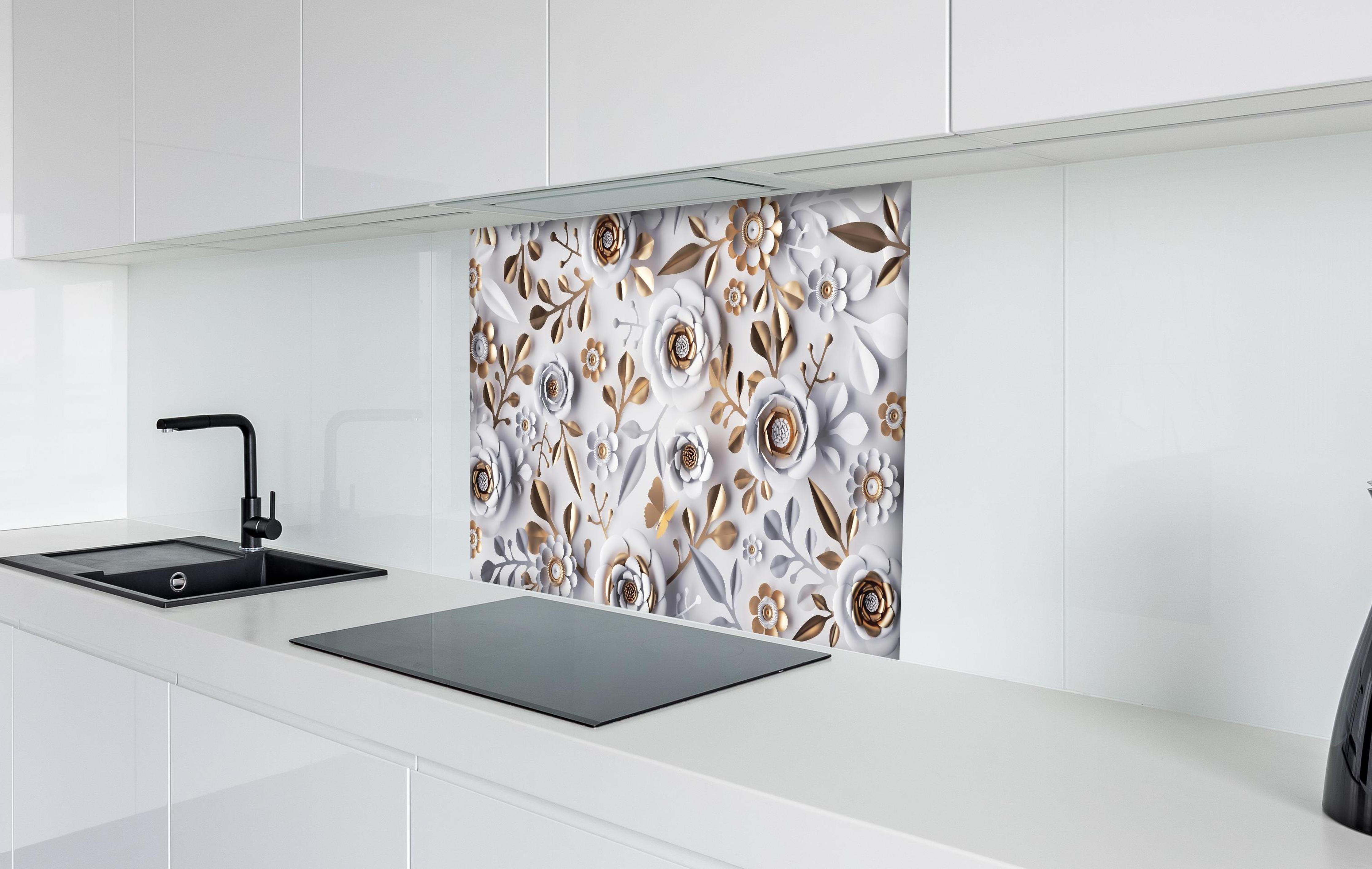Spritzschutz - Papierblumen Hintergrund in Weiß und Gold hinter einem Cerankochfeld zwischen Holz-Kochutensilien