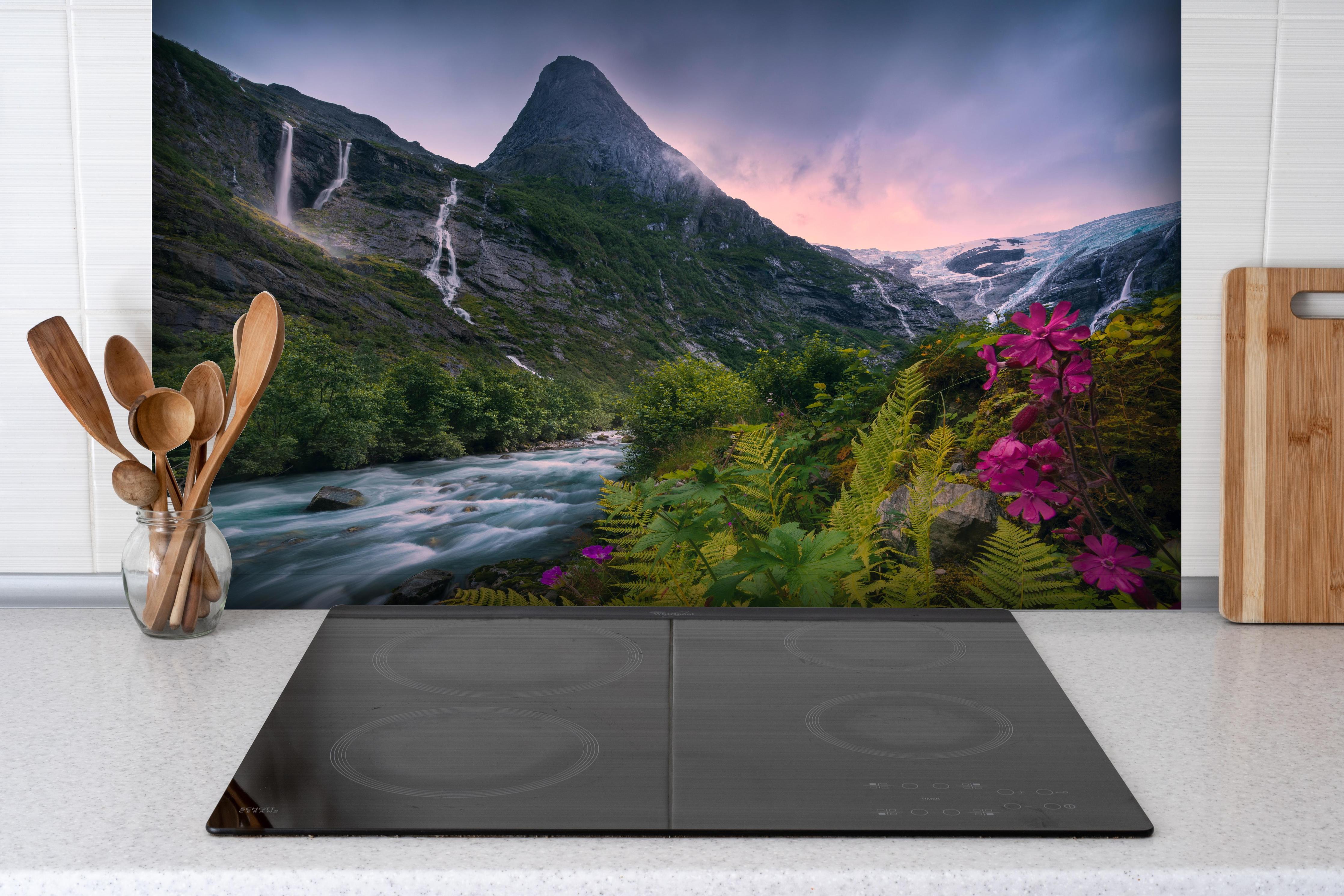 Spritzschutz - Paradiesische Berglandschaft in Norwegen hinter einem Cerankochfeld zwischen Holz-Kochutensilien