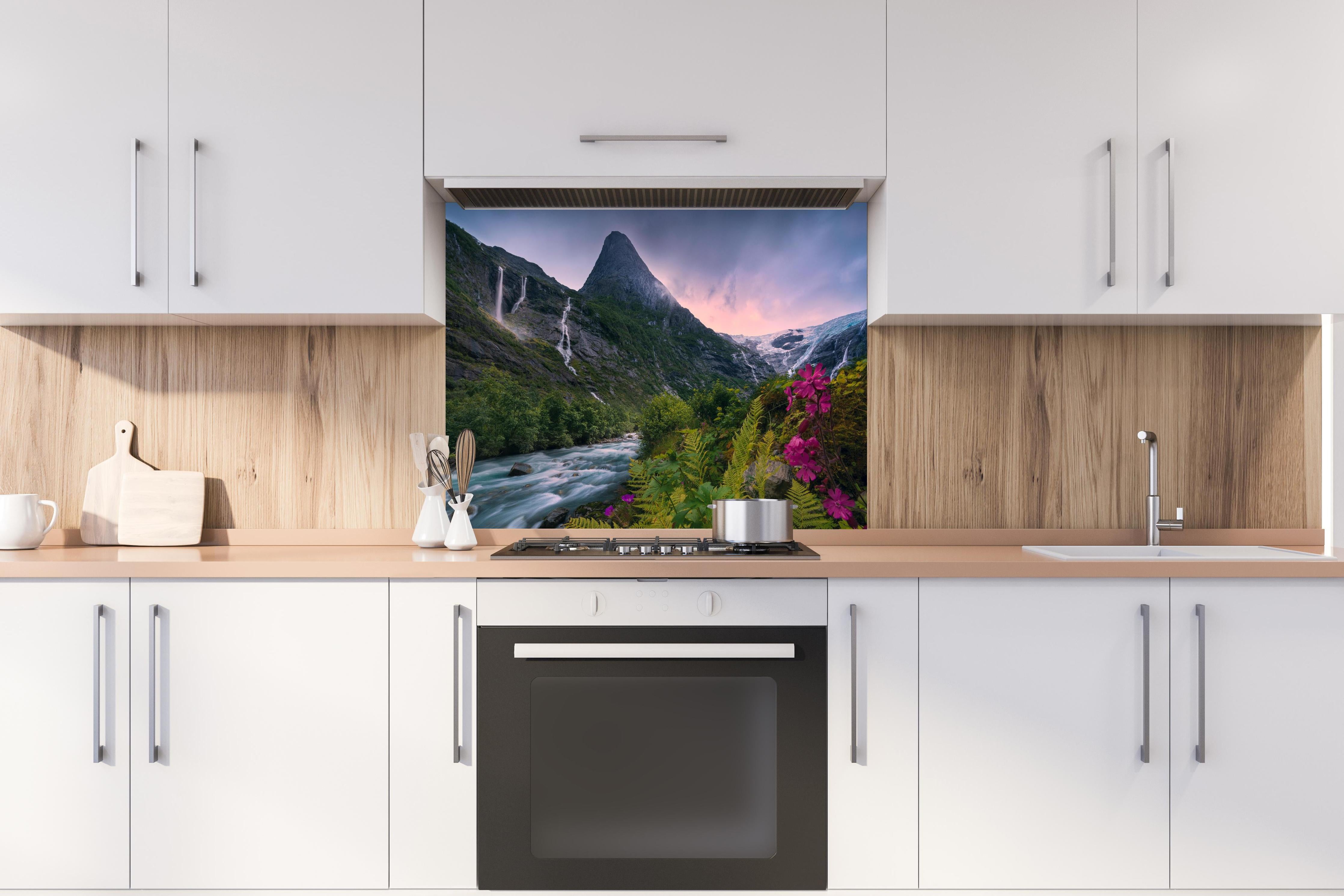 Spritzschutz - Paradiesische Berglandschaft in Norwegen hinter einem Cerankochfeld zwischen Holz-Kochutensilien