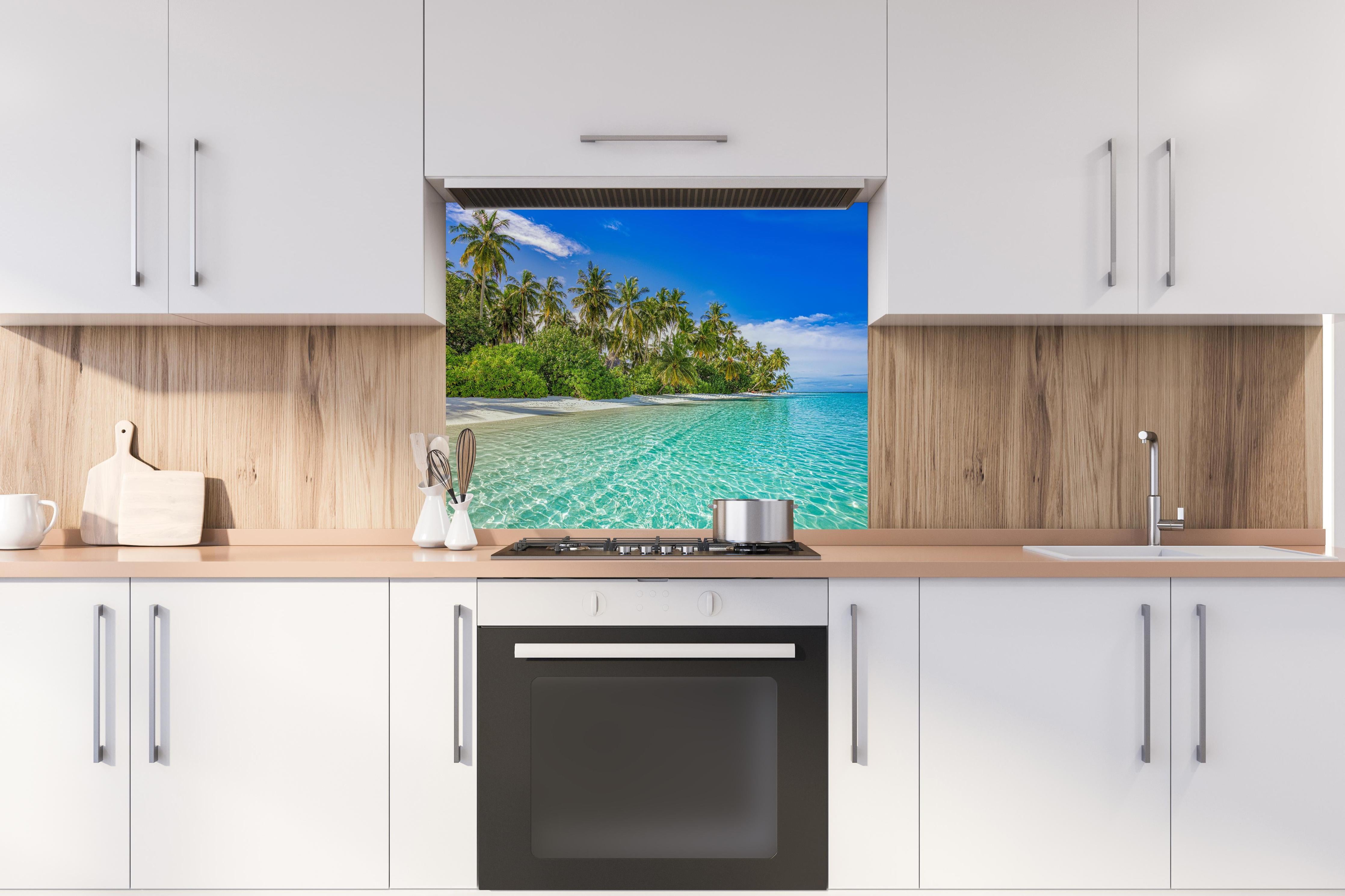 Spritzschutz - Paradiesische Insel hinter einem Cerankochfeld zwischen Holz-Kochutensilien