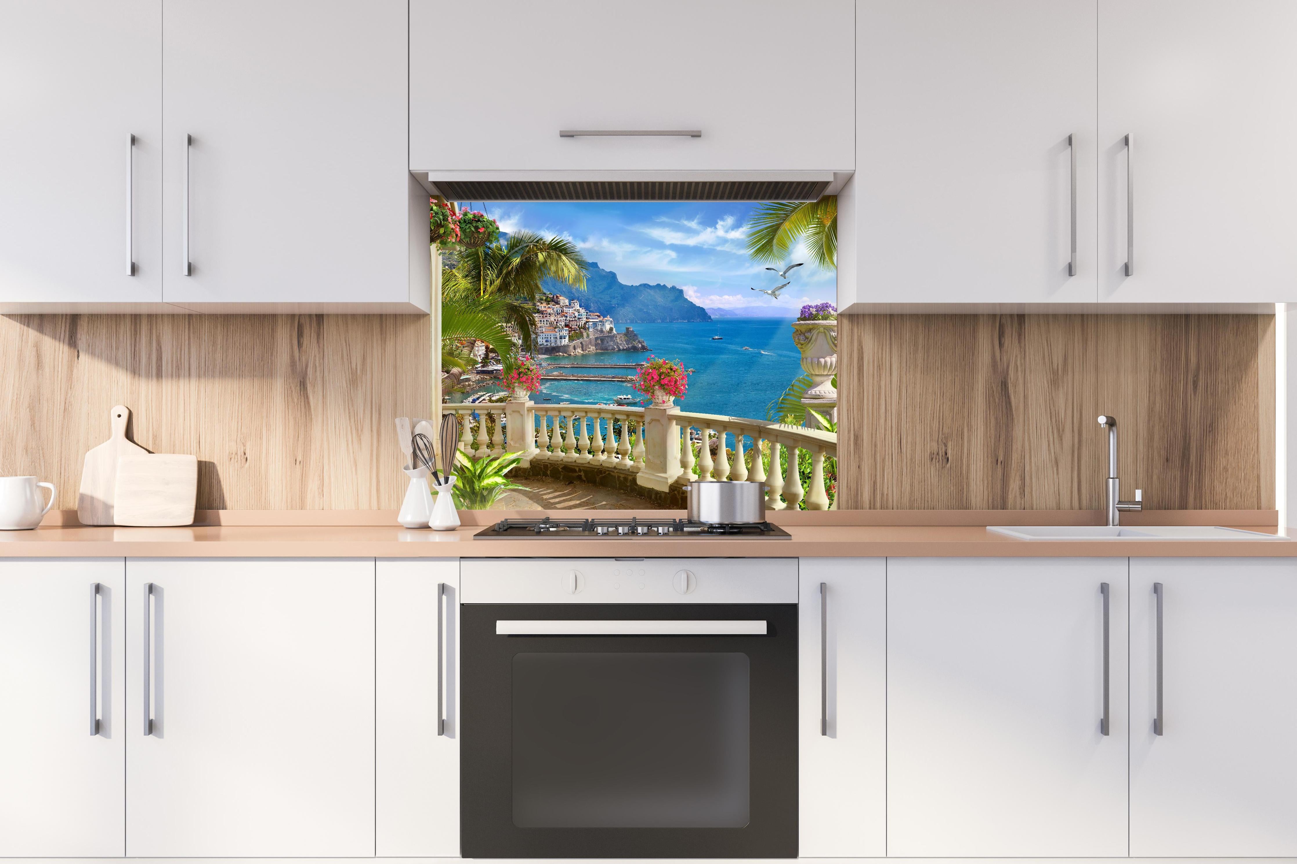 Spritzschutz - Paradiesischer Ausblick vom Balkon in Sizilien hinter einem Cerankochfeld zwischen Holz-Kochutensilien